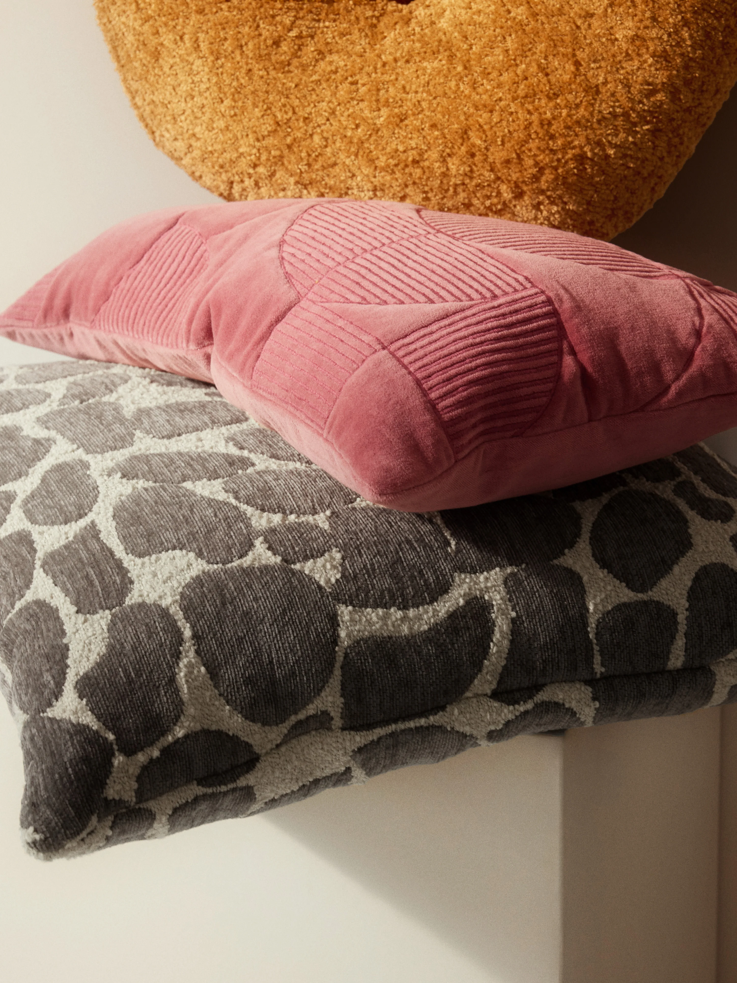 Geborduurde kussenhoes Verina met geometrisch patroon