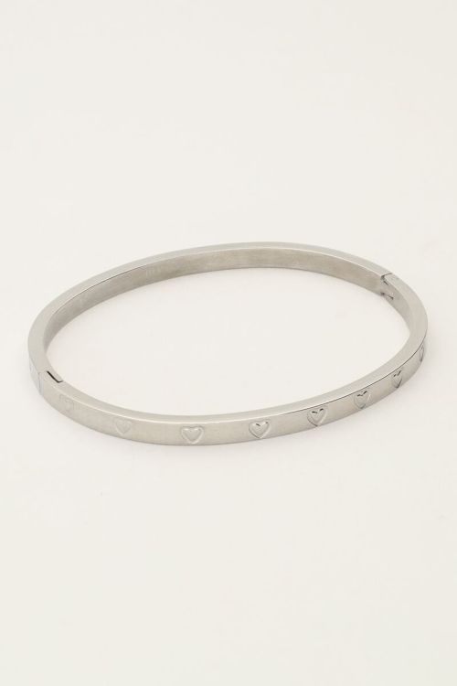 Bangle met gegraveerde hartjes