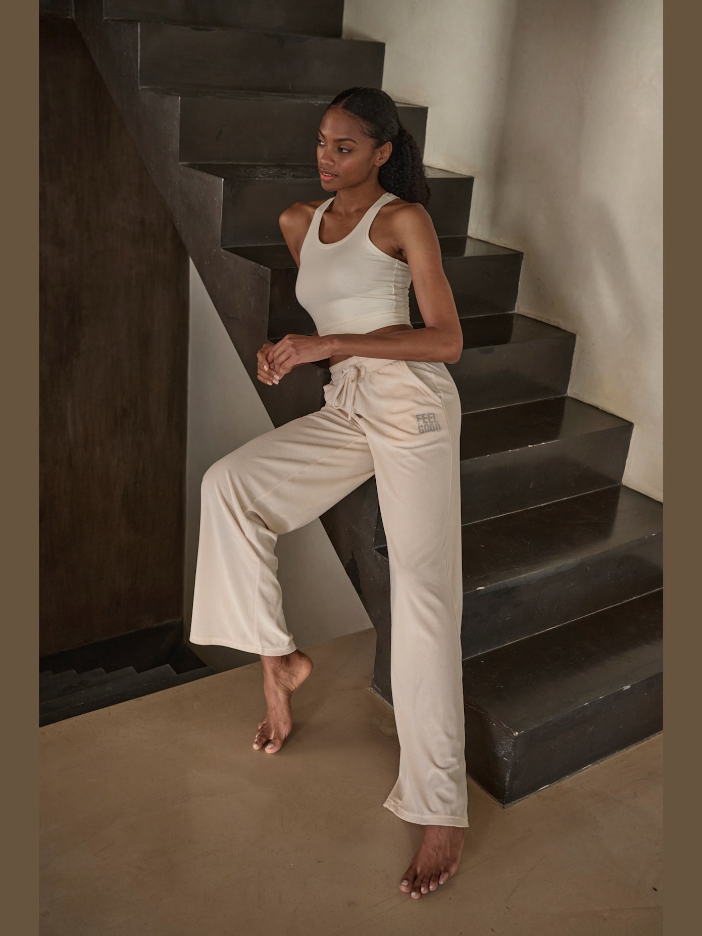 Pantalon en velours ras avec jambes larges