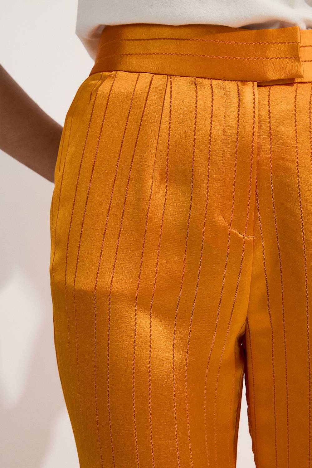 KarenMillen Pantalon droit taille ajustée en satin premium à fines rayures