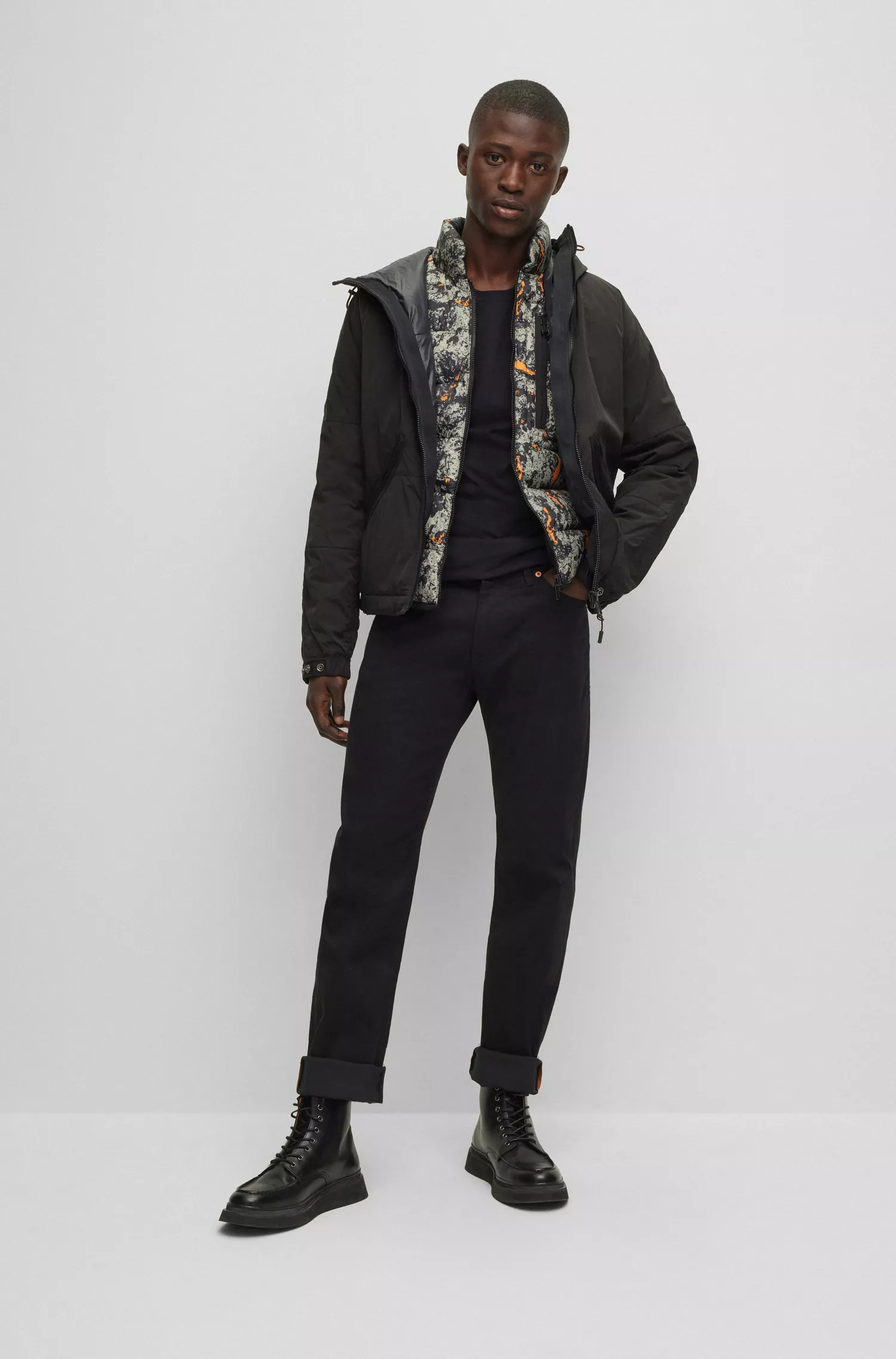 Calça jeans BOSS laranja, corte regular, em denim preto com elastano para maior conforto.