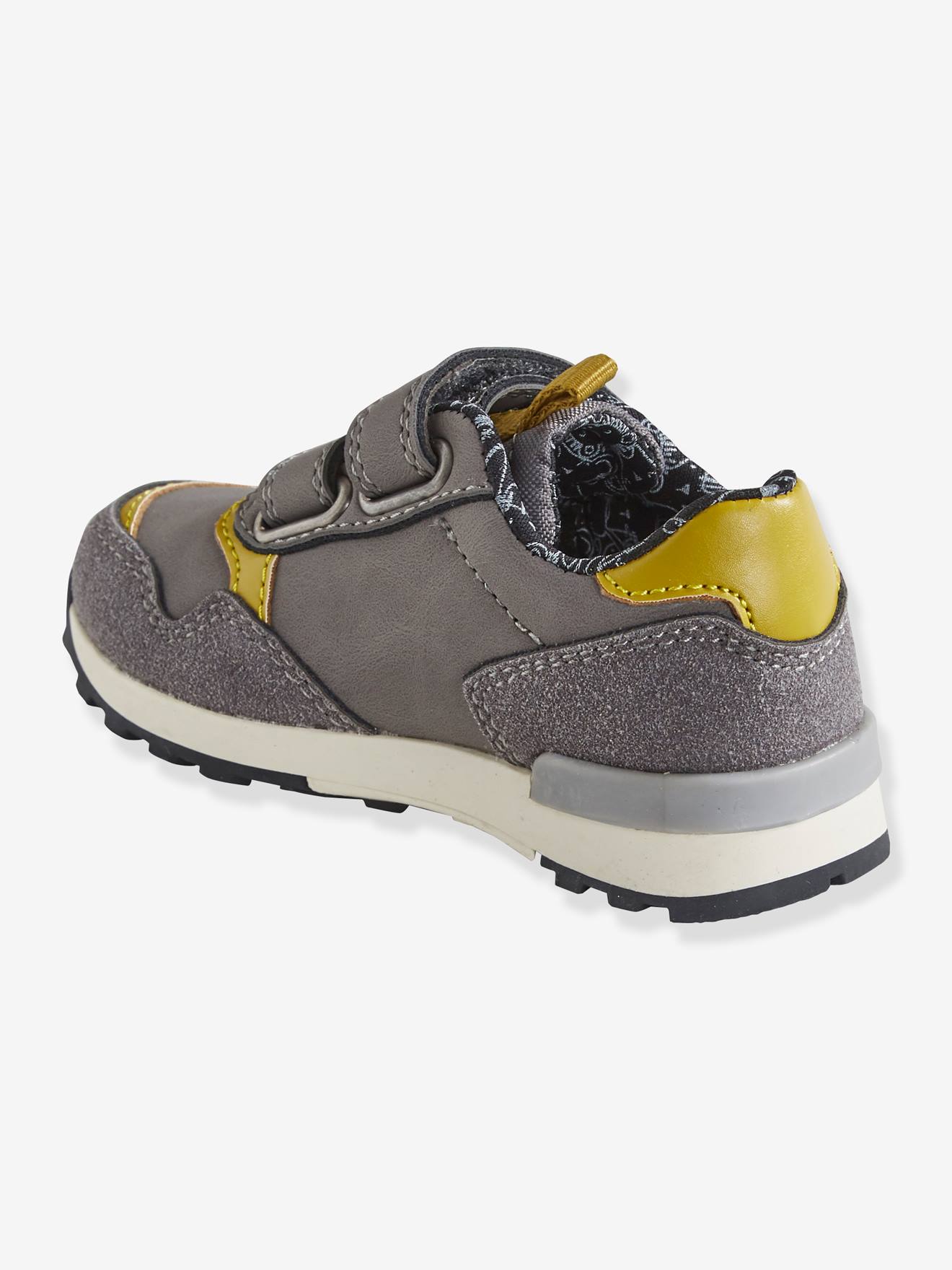Tênis infantil estilo corrida com tiras autoadesivas, cinza médio, liso com detalhes.