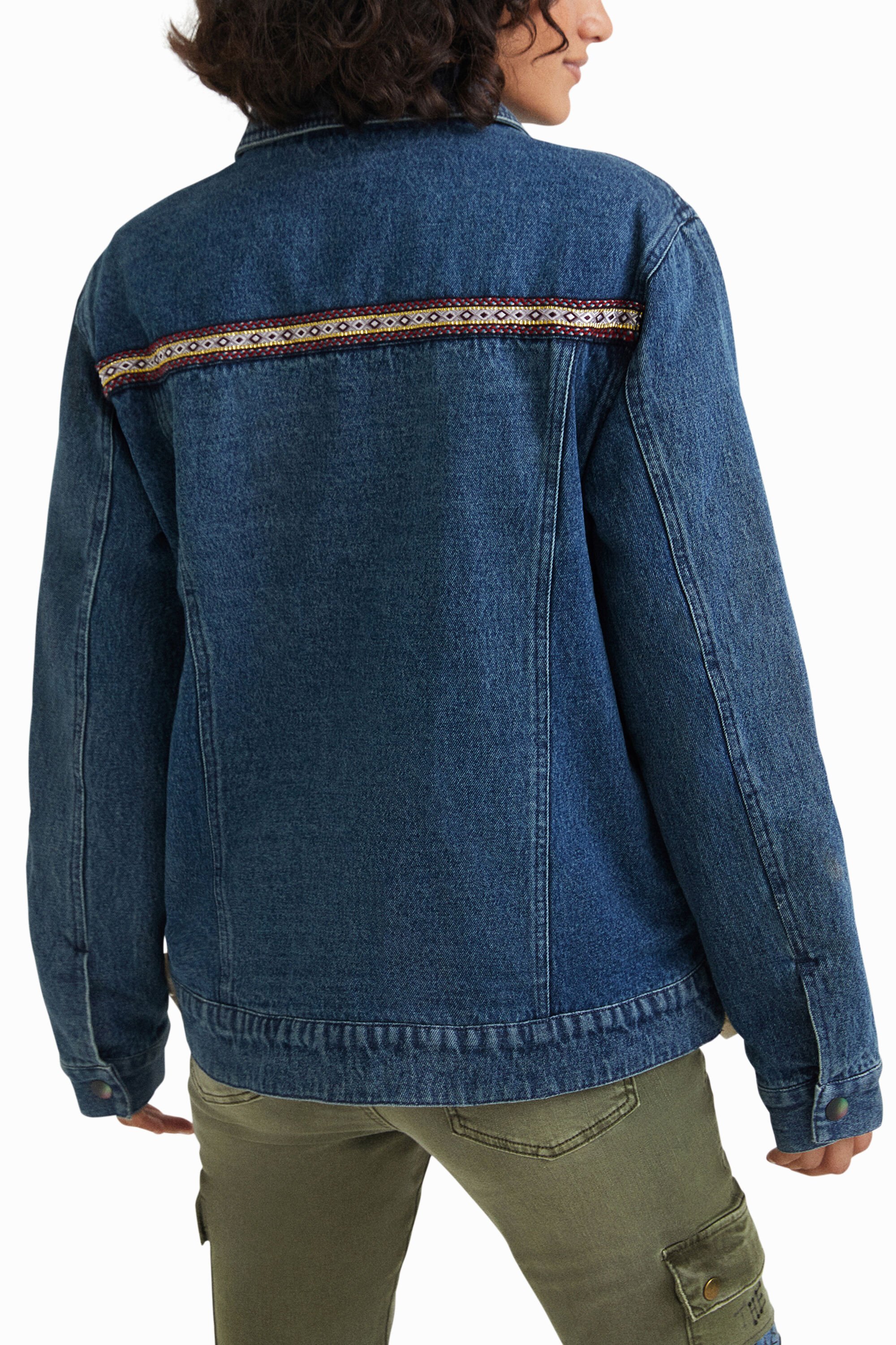 Jaqueta híbrida de jeans com forro de pele de carneiro.