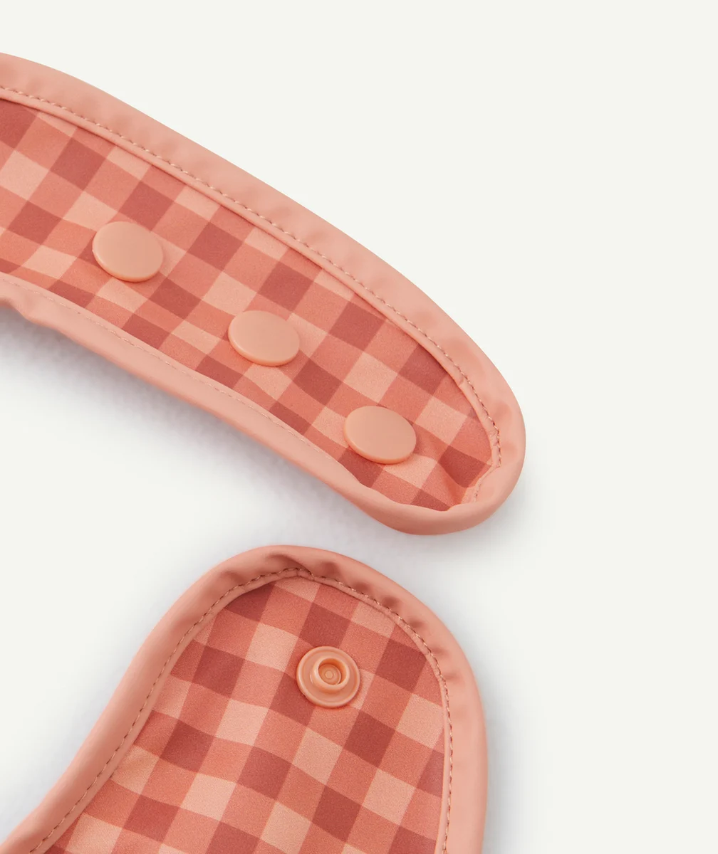 GRECH & CO.BAVOIR EN FIBRES RECYCLÉES ET IMPRIMÉ À CARREAUX ROUGES