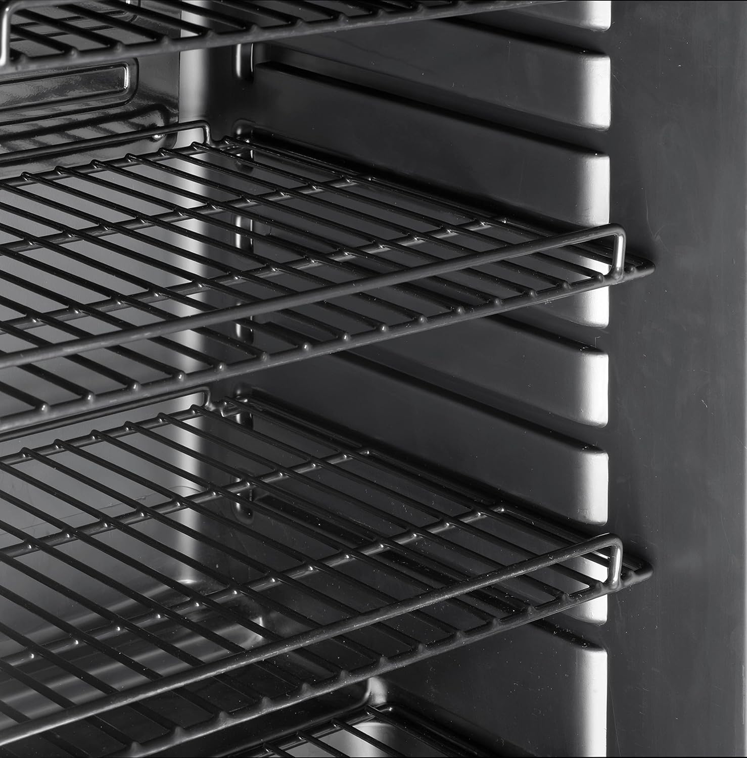 METRO Professional Getränkekühlschrank GSC4240B, 237 L, 110 W, 6 verstellbaren Einlegeböden, LED-Innenbeleuchtung, schwarz