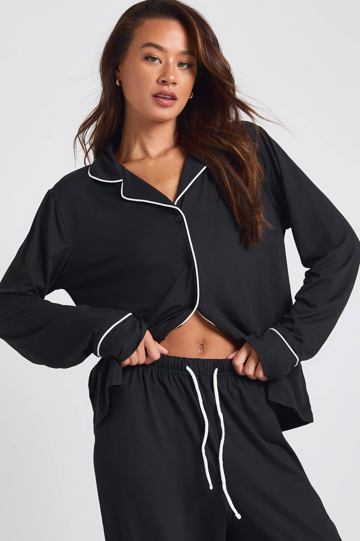 boohoo Ensemble De Pyjama Tall Chemise À Manches Longues Et Pantalon En Jersey Avec Détail Passepoil