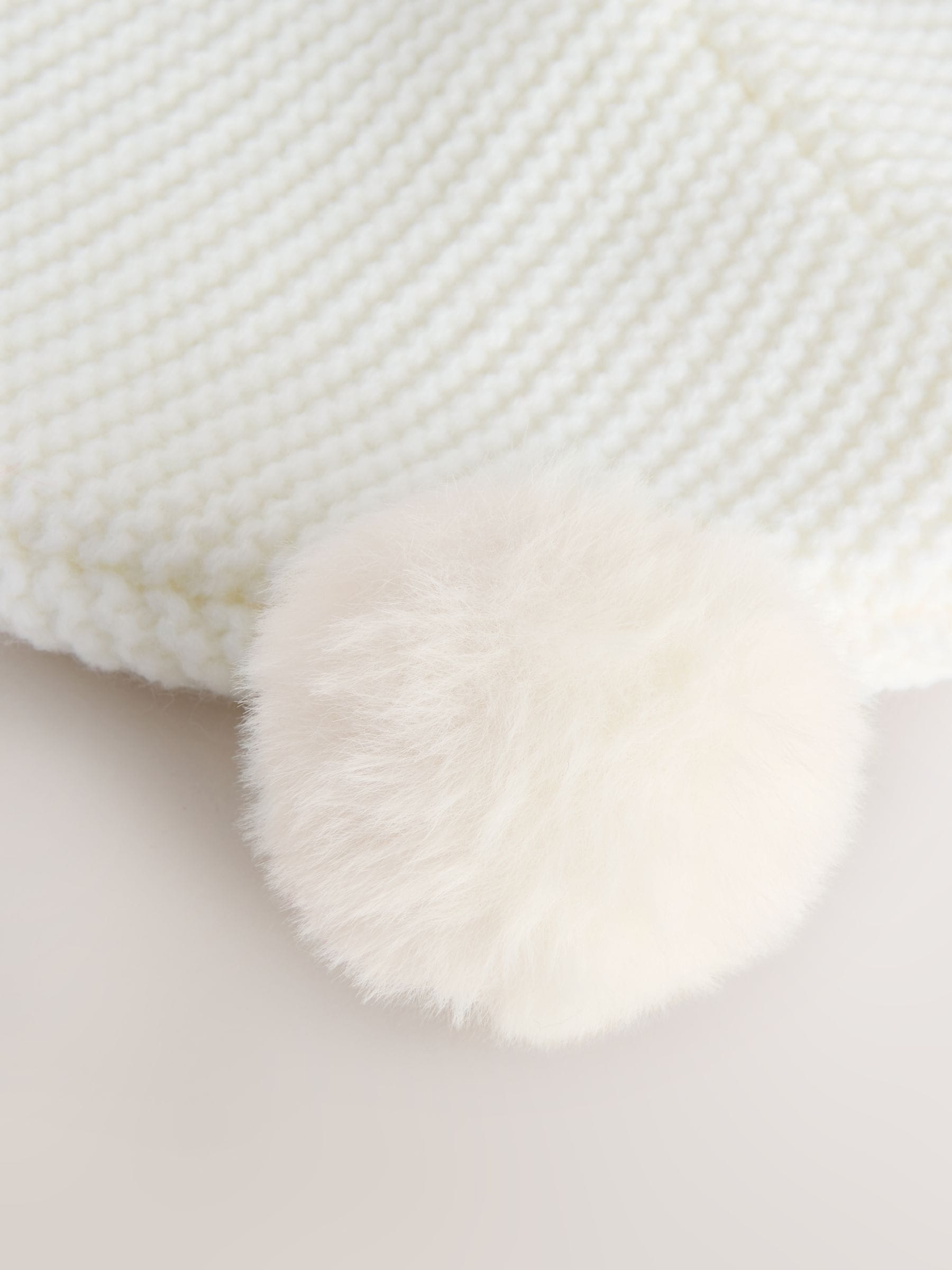 Wit - Gebreide wintermuts met dubbele pompon voor baby's