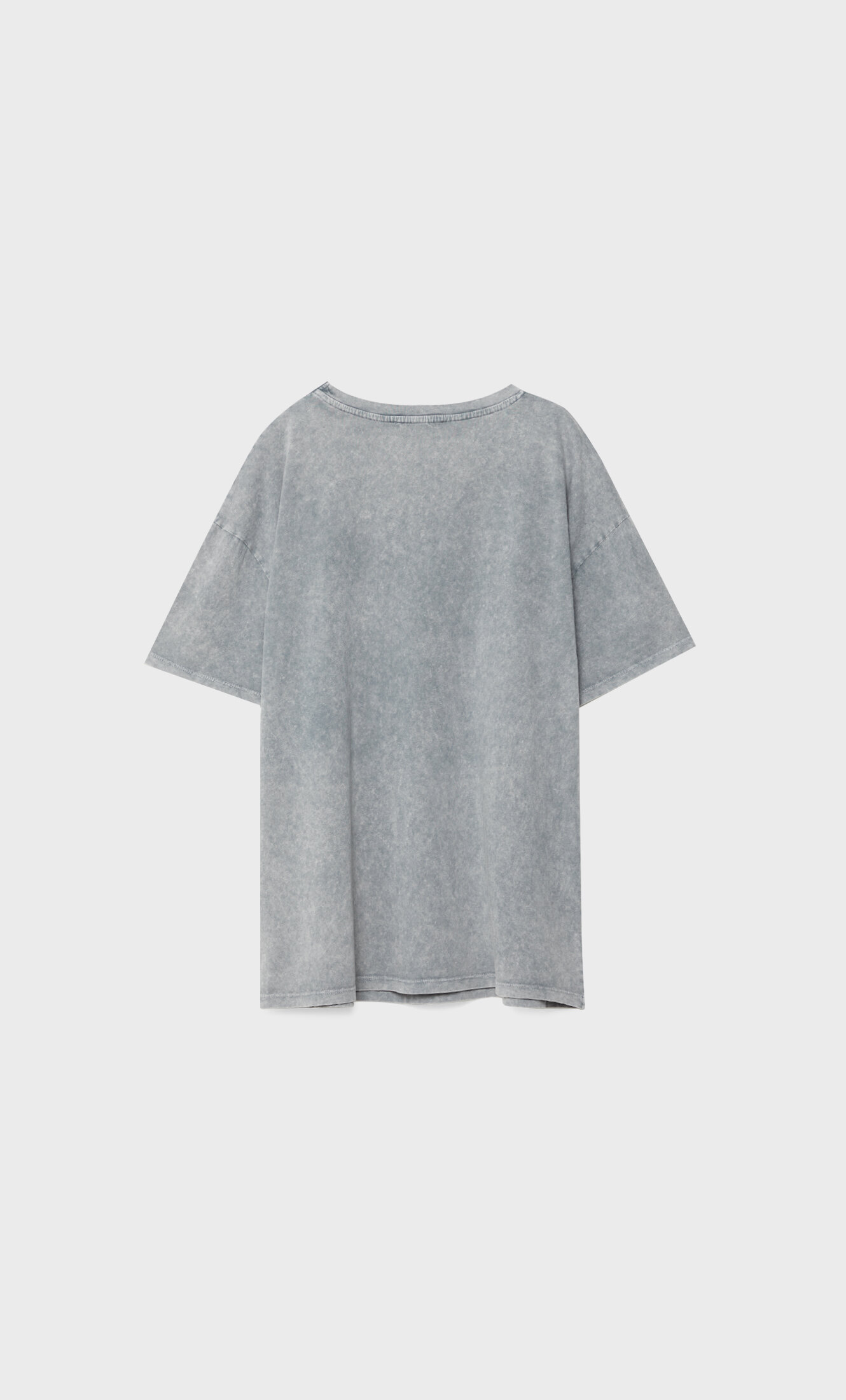 Camiseta oversized com efeito desbotado e estampa numérica.