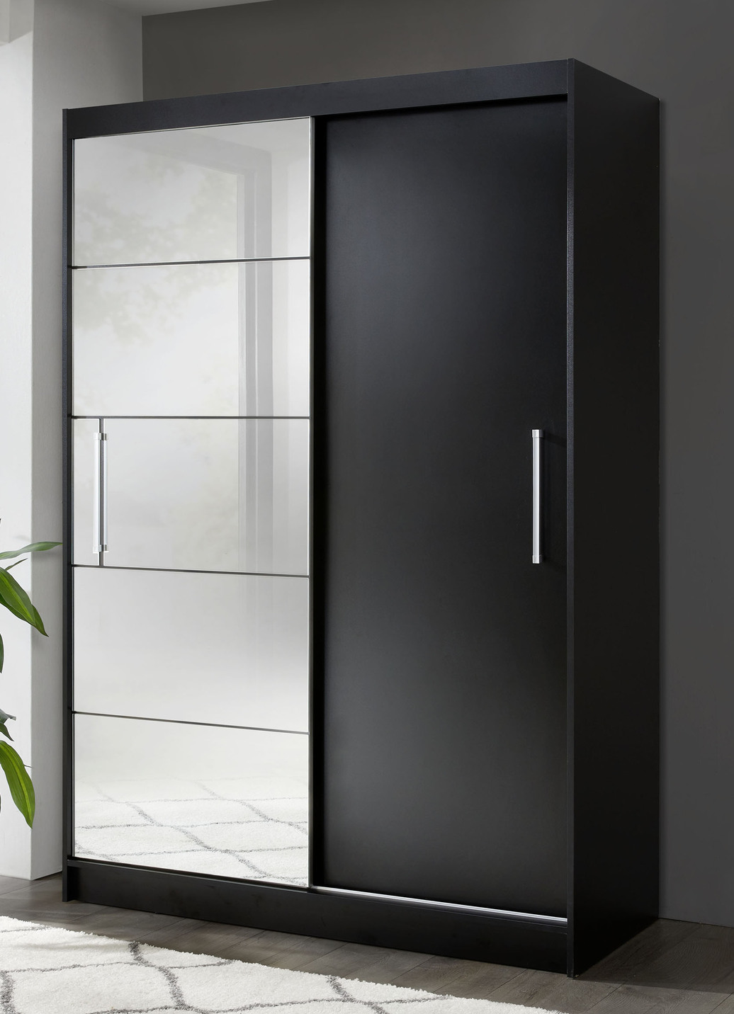 Durchdachter Schwebetürenschrank mit Spiegelfront