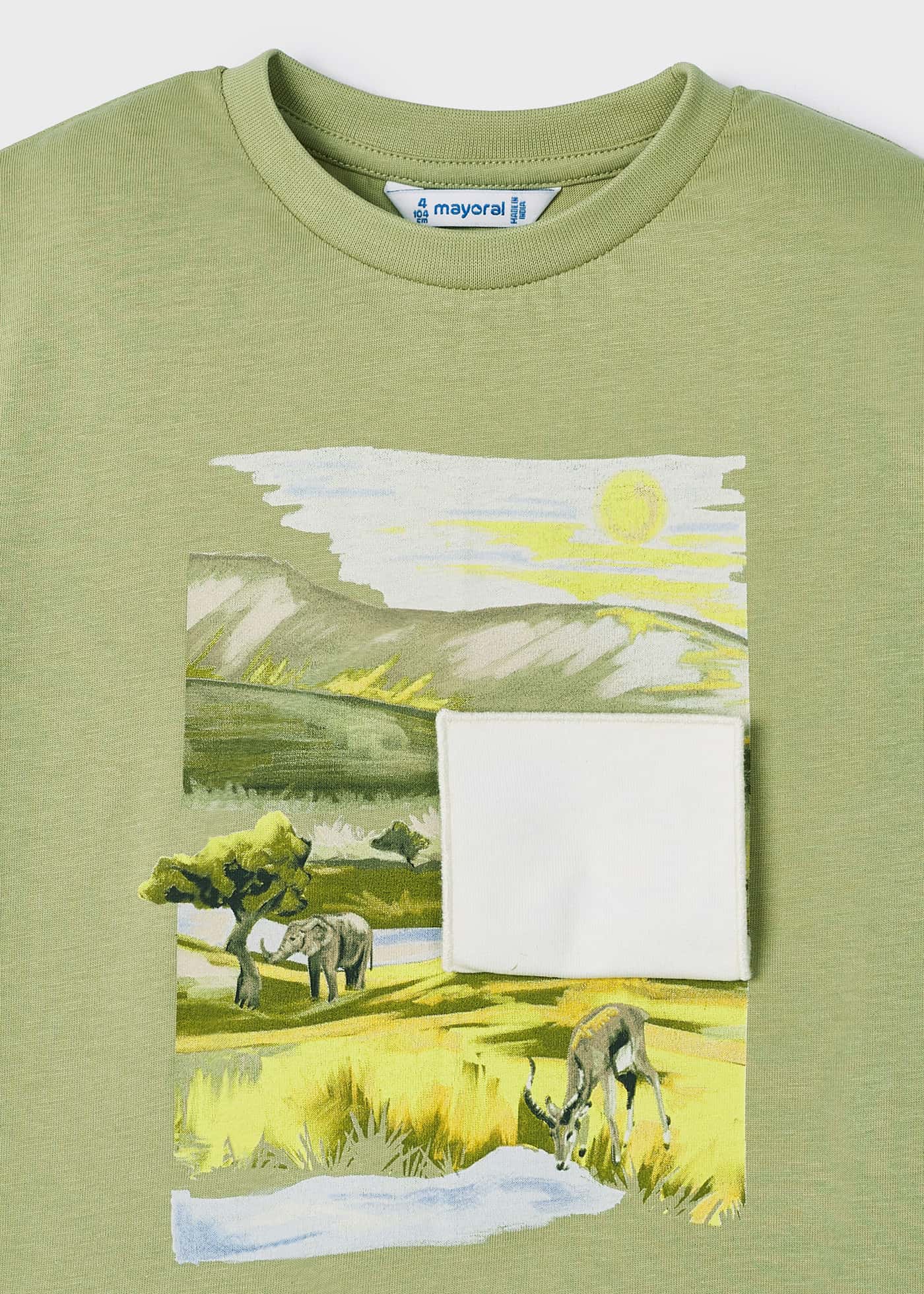 Camiseta infantil com estampa interativa, feita de algodão sustentável.