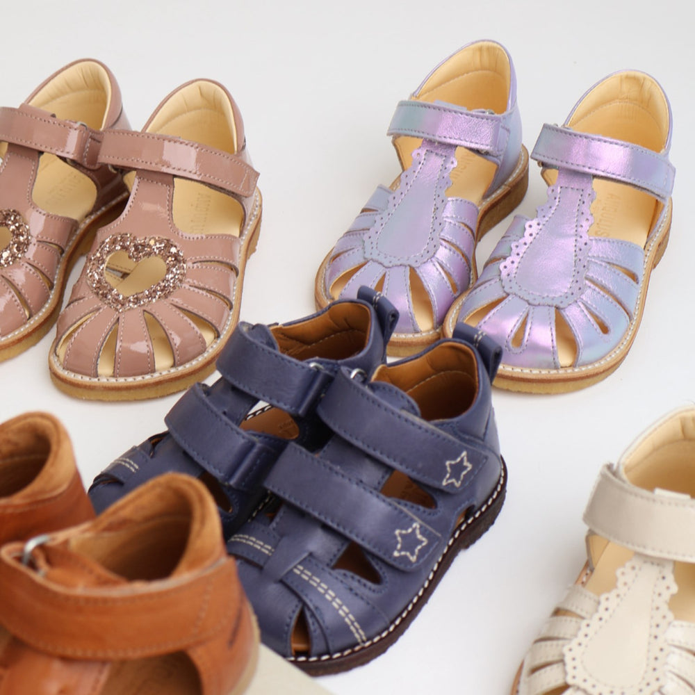 Køb Angulus Iridescent Lilac Shine Sandal Med Dråbedetalje