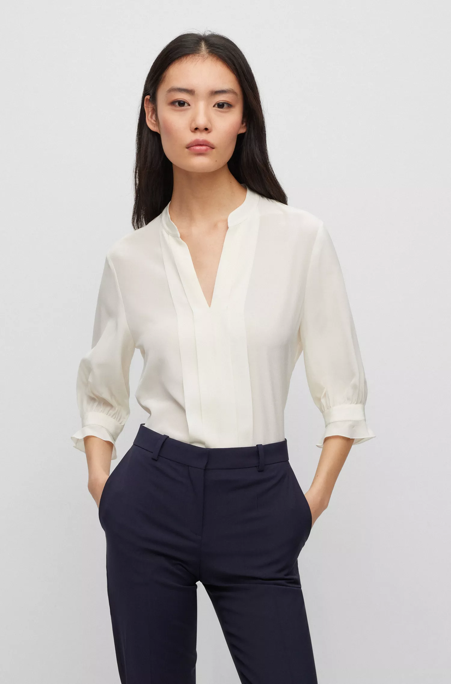 Blusa BOSS preta de corte regular em pura seda com pregas frontais.