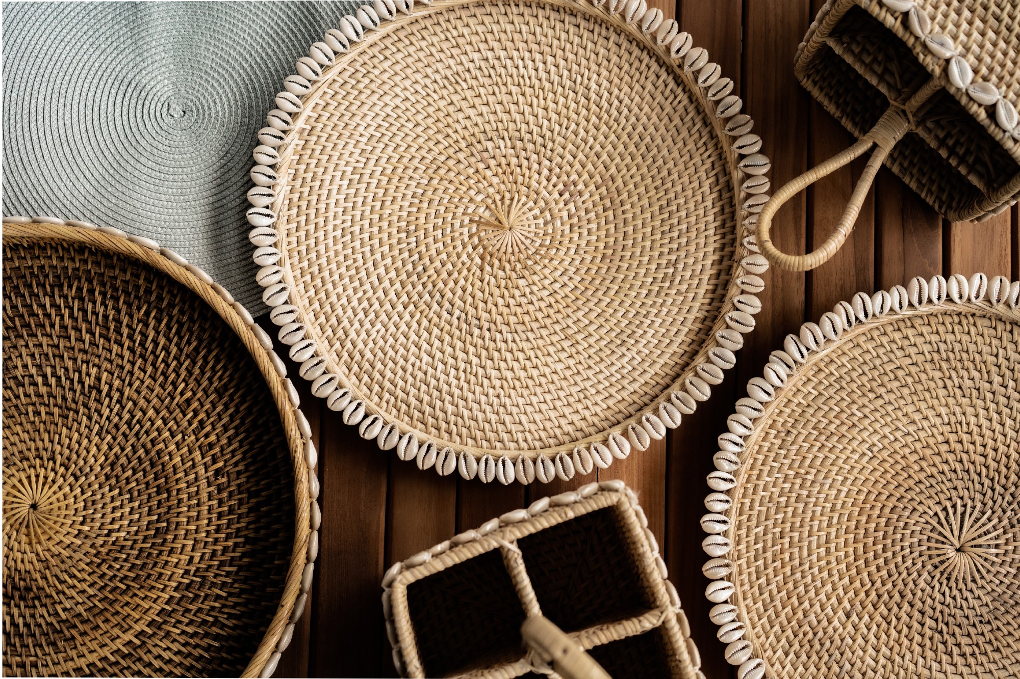 Rattan-Tablett mit Muscheln, Ø 38 cm, H 3 cm zu 24,80
