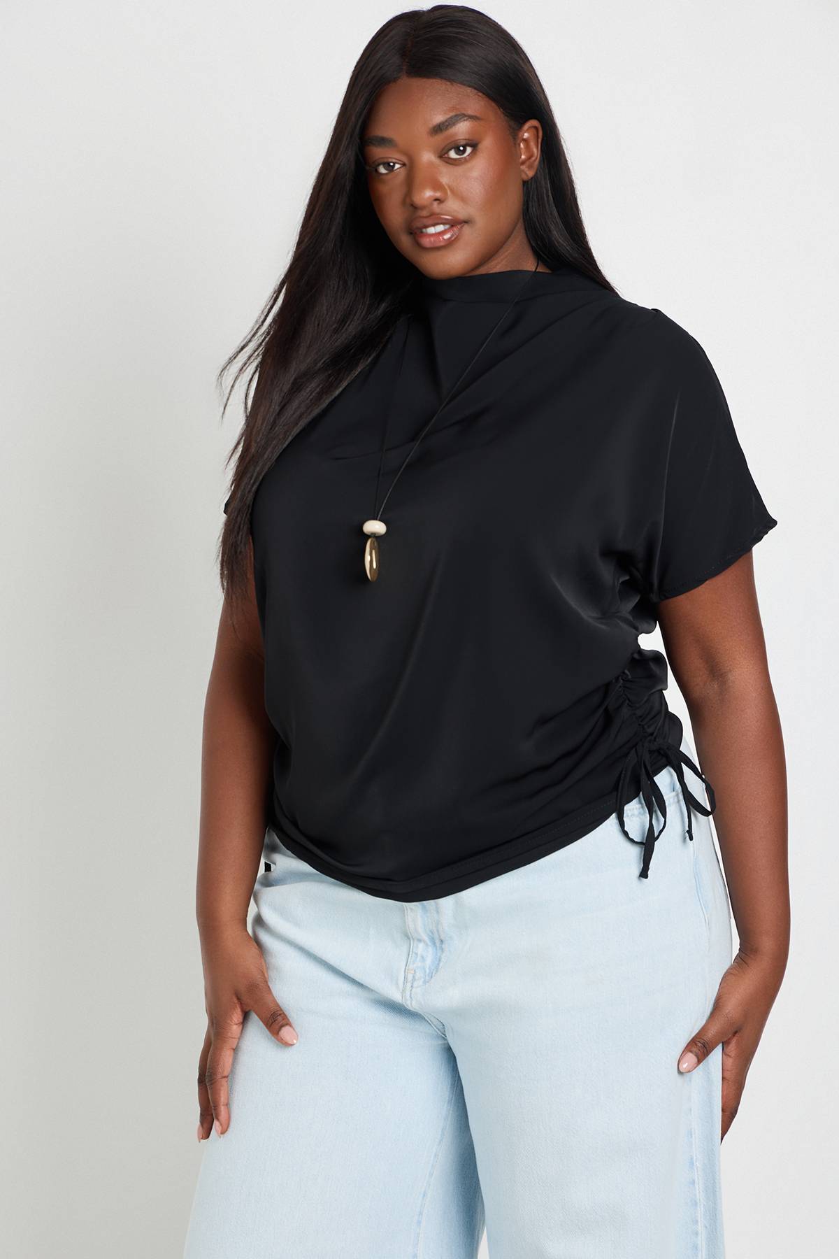boohoo Chemisier Grande Taille À Drapé Latéral Avec Détail Noué