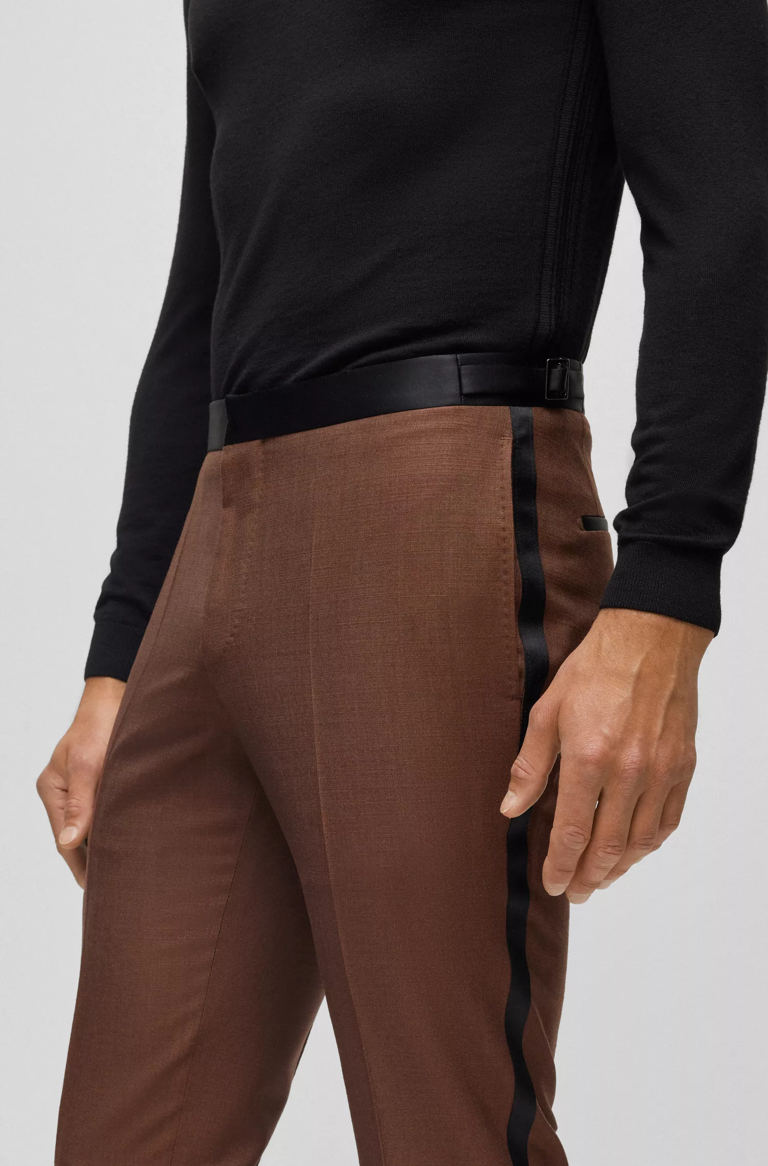 Terno slim fit BOSS na cor camelo, em seda e lã com microestampa.