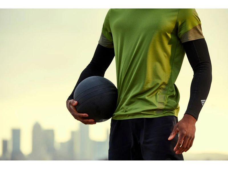 adidas Compression Arm Sleeves Schwarz, S-M Kompressionsärmel für Training und Wettkampf