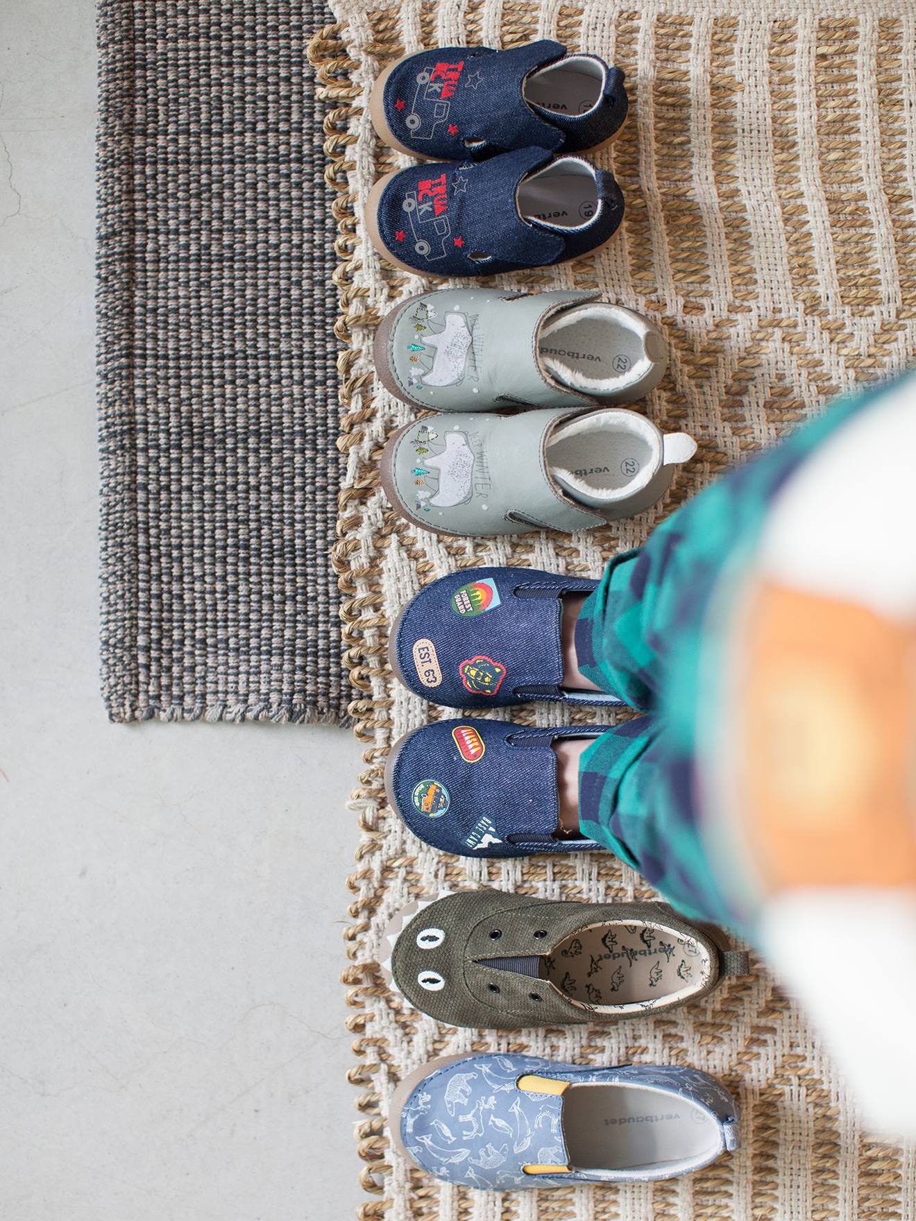 Pantufas de brim elásticas para meninos, azul escuro liso