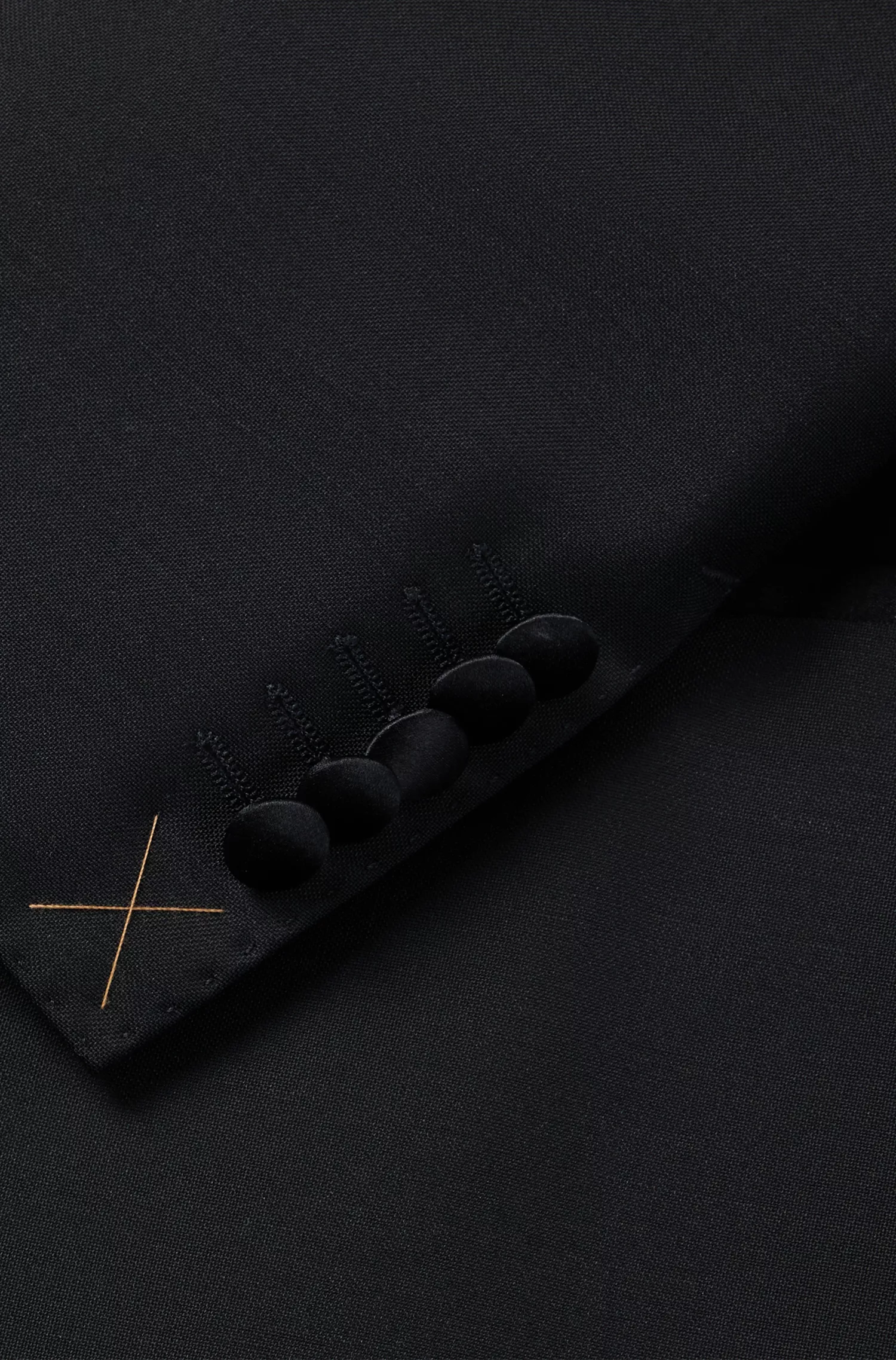 Terno BOSS cor camelo, corte slim, em mistura de lã e mohair.