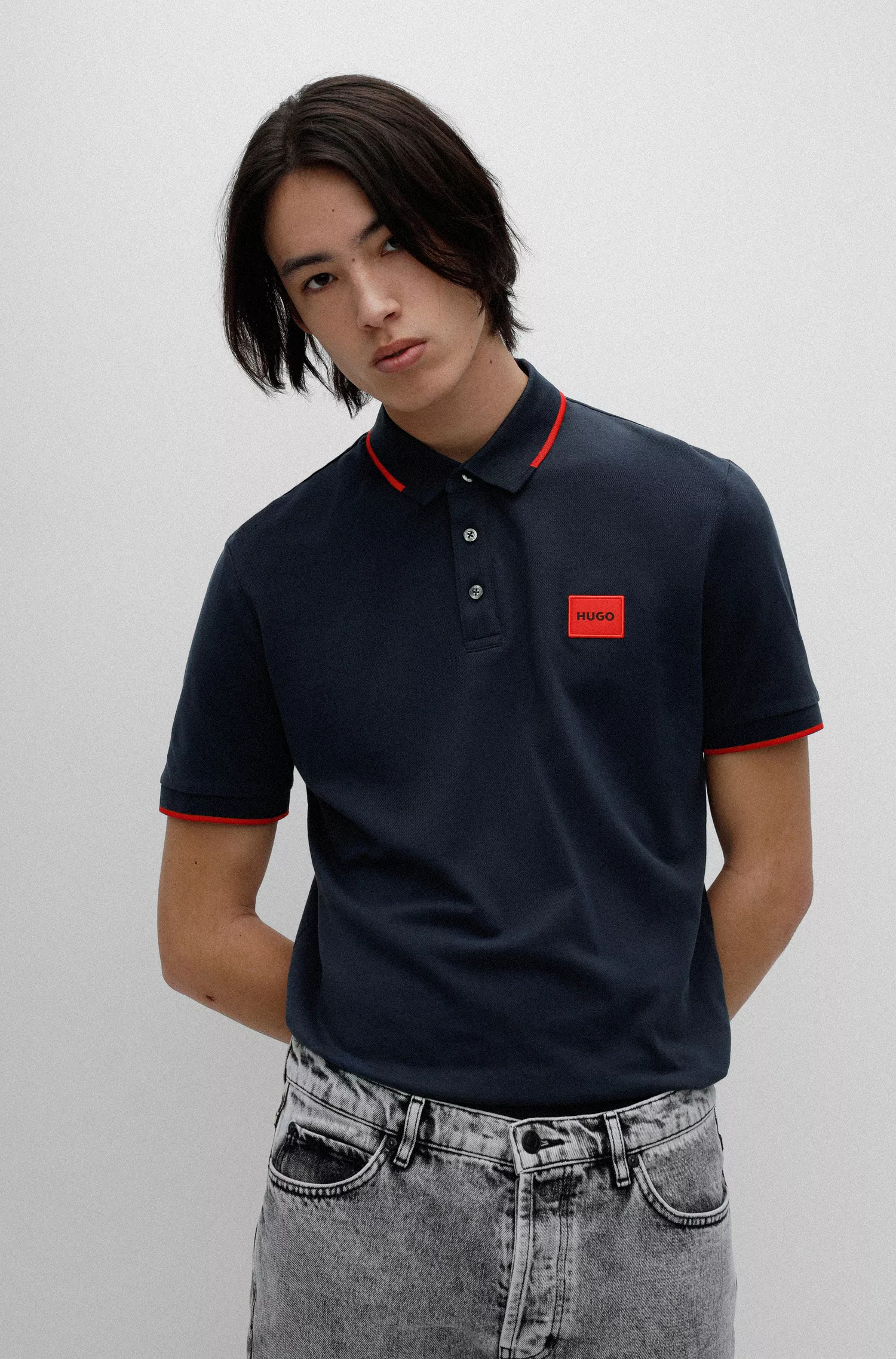 Camisa polo HUGO vermelha em piqué de algodão com corte slim e etiqueta vermelha com o logotipo.