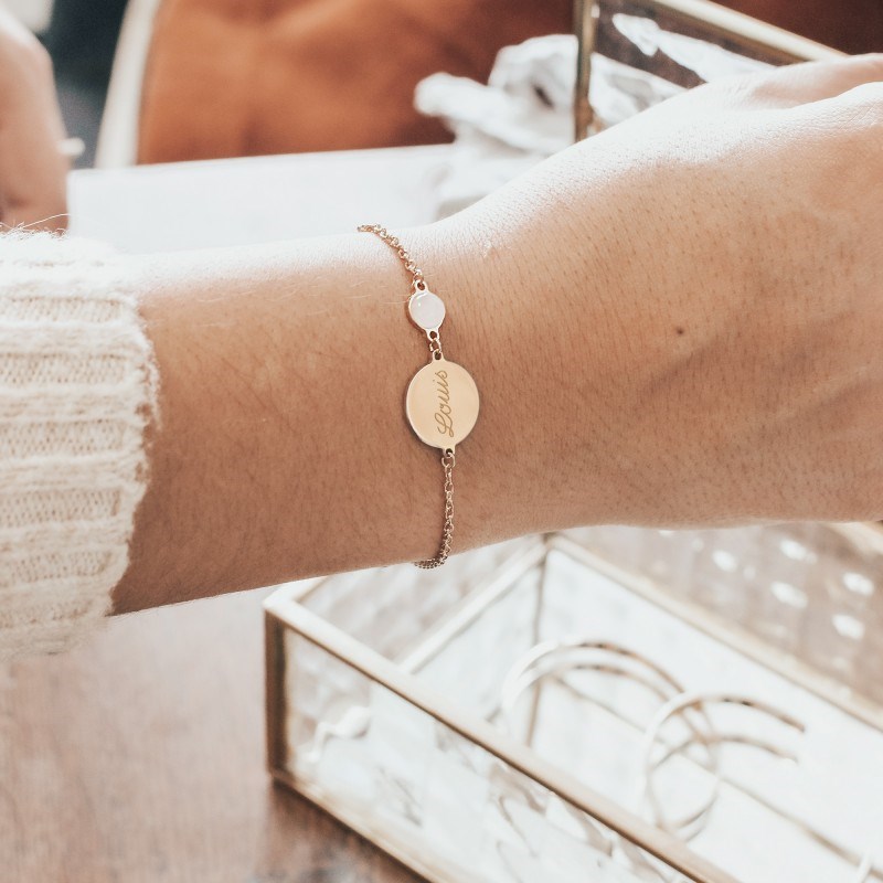 Bracelet chaine médaille et nacre blanche plaqué or femme - gravure MAMAN POULE