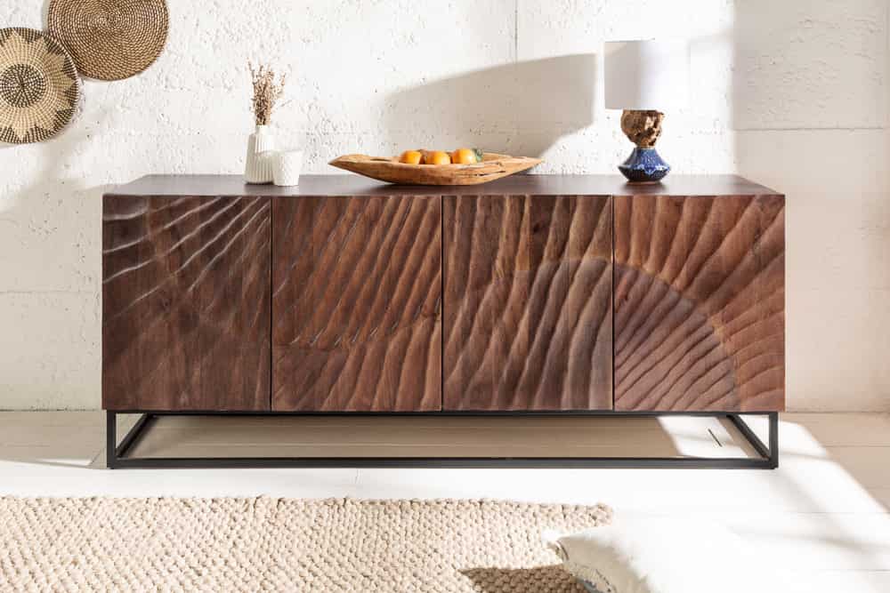 Massives Sideboard SCORPION 180cm dunkelbraun Akazie mit 3D Schnitzereien schwarz Metall