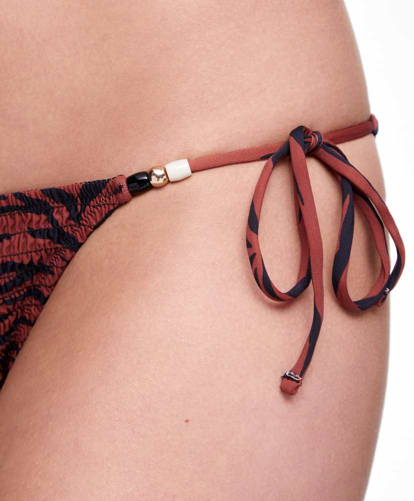 Calcinha de biquíni com detalhe franzido e amarração.