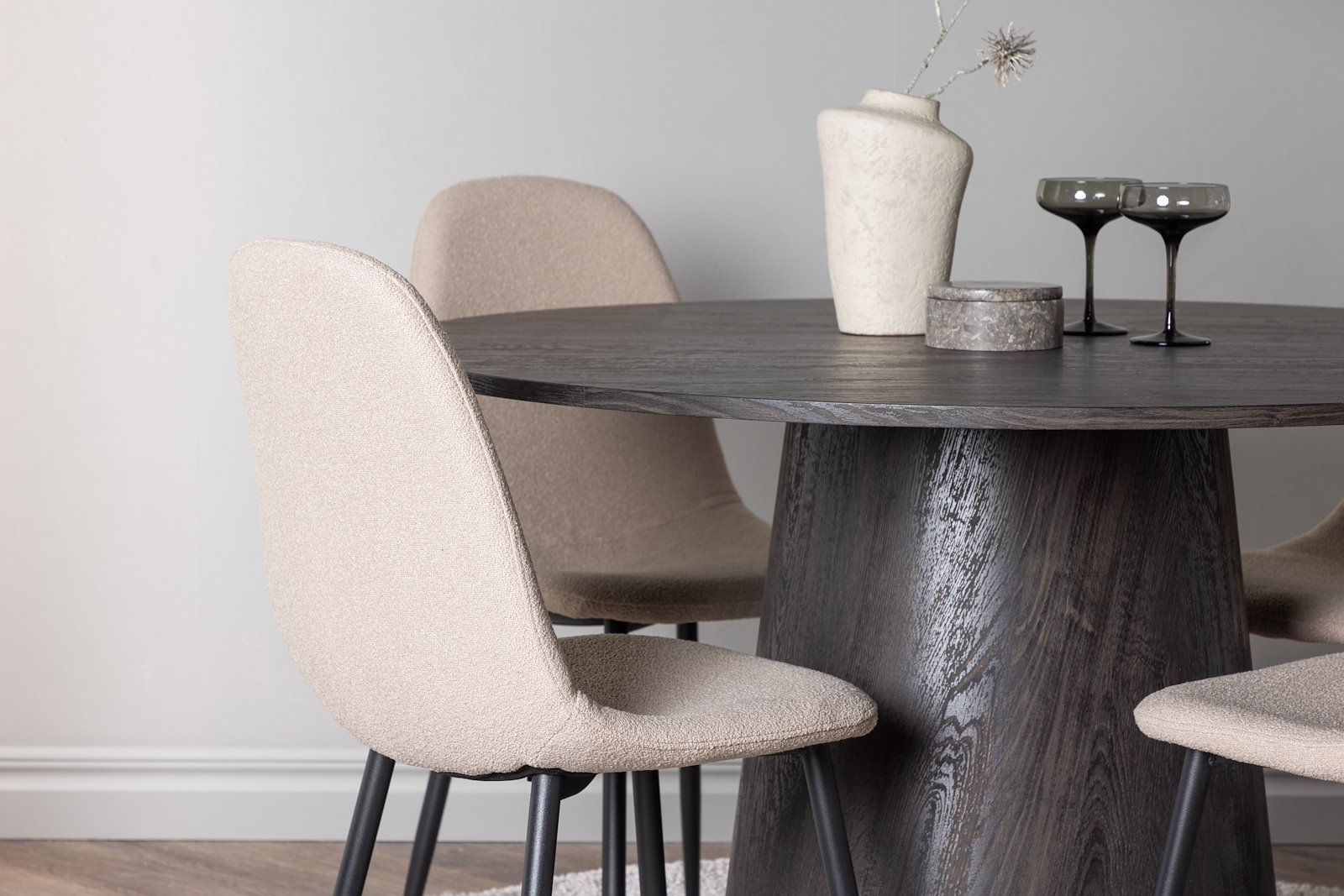 Lanzo og Polar Spisegruppe Lanzo rundt spisebord ø120cm i mocca med 4 stk. Polar spisestoler i Beige bouclé med sorte ben.