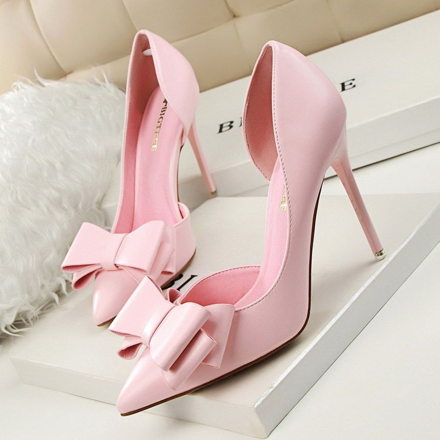 Niuna - Puntige stiletto's met strikaccent