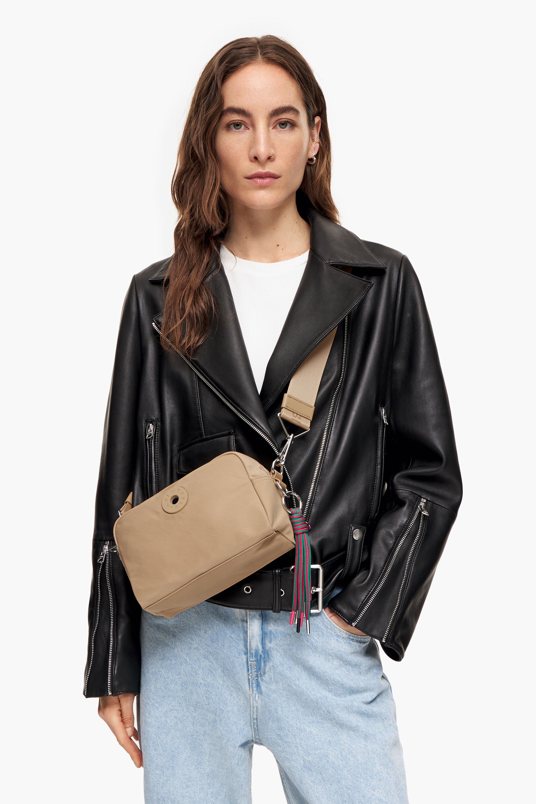 Bolsa transversal pequena em nylon bege