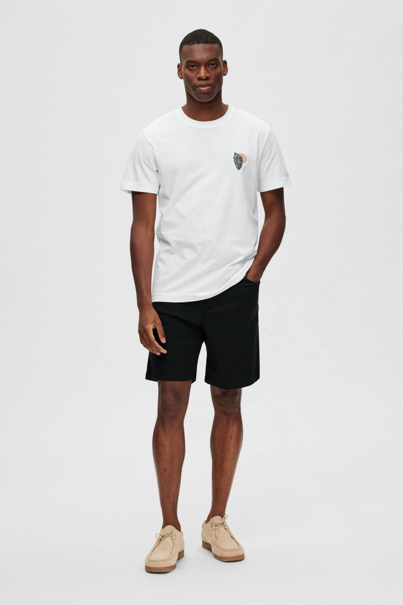 Camiseta de algodão orgânico com detalhes bordados - Branca