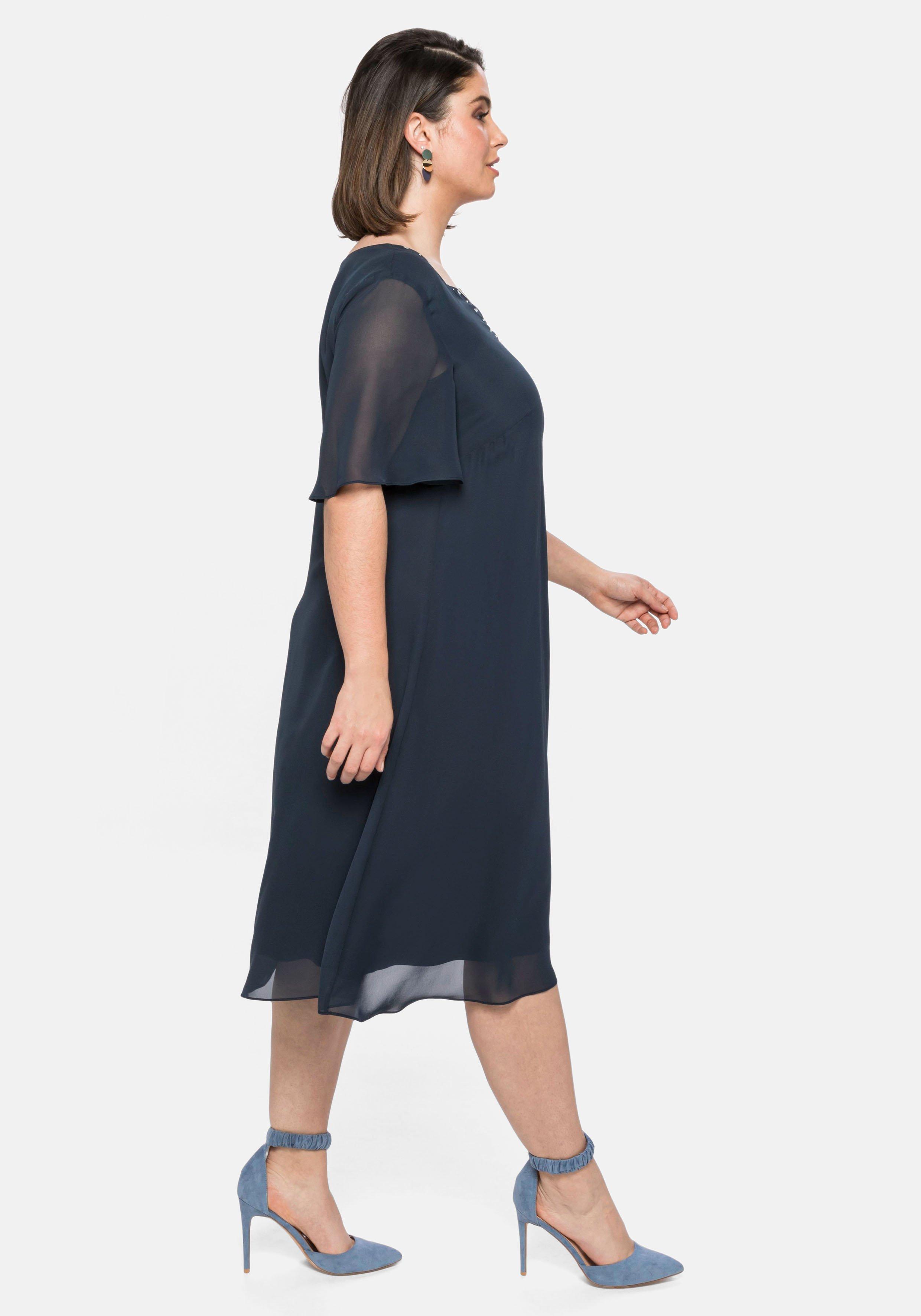 Chiffonkleid mit Schmucksteinen am Ausschnitt