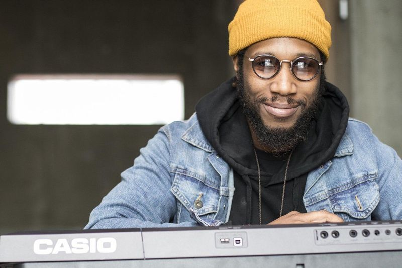 Keyboards - 61 Toetsen - AiX Soundsource - 800 Geluiden - 235 Ritmes