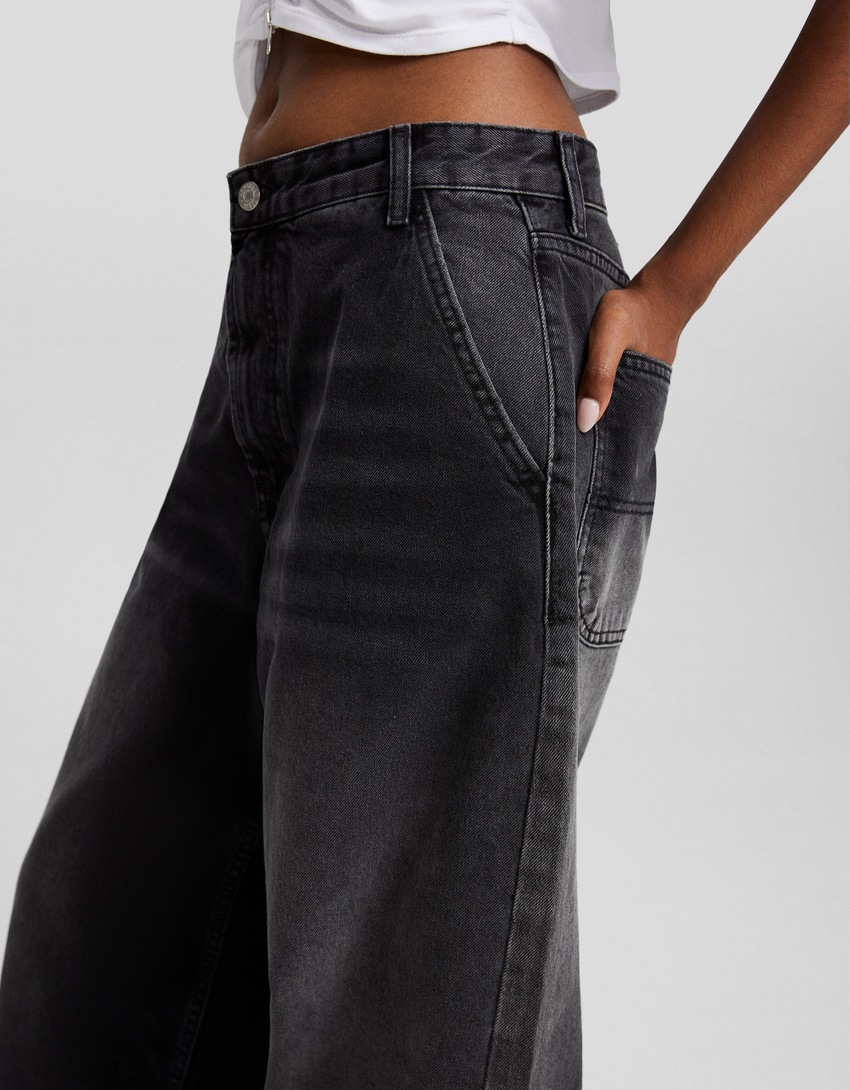 calça jeans estilo skater com efeito desbotado