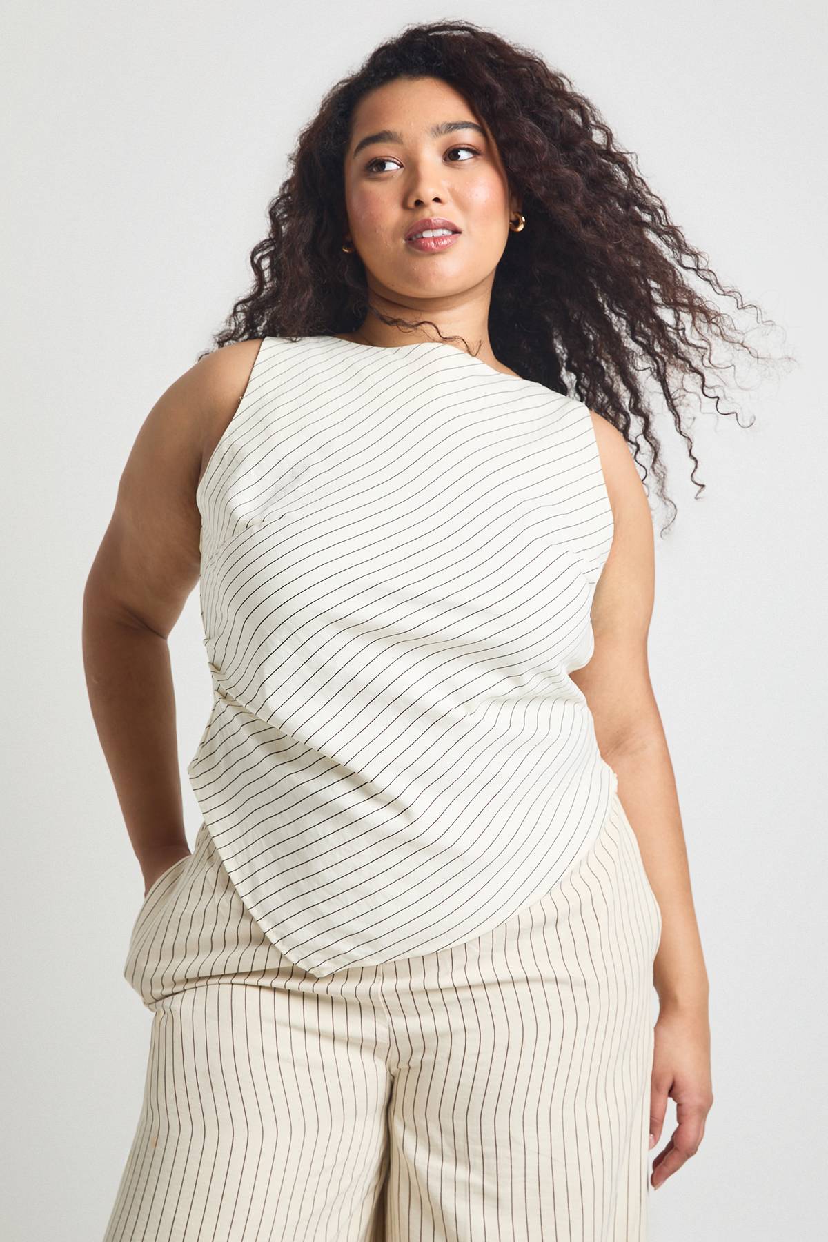 boohoo Haut Grande Taille À Rayures Col Nageur Et Ourlet Asymétrique