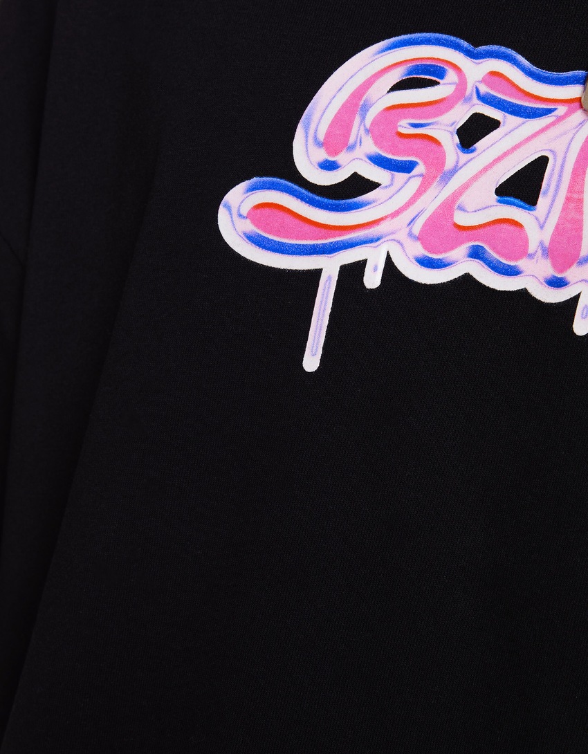 Camiseta de manga curta oversized com estampa BERSHKA ft. BIZARRAP