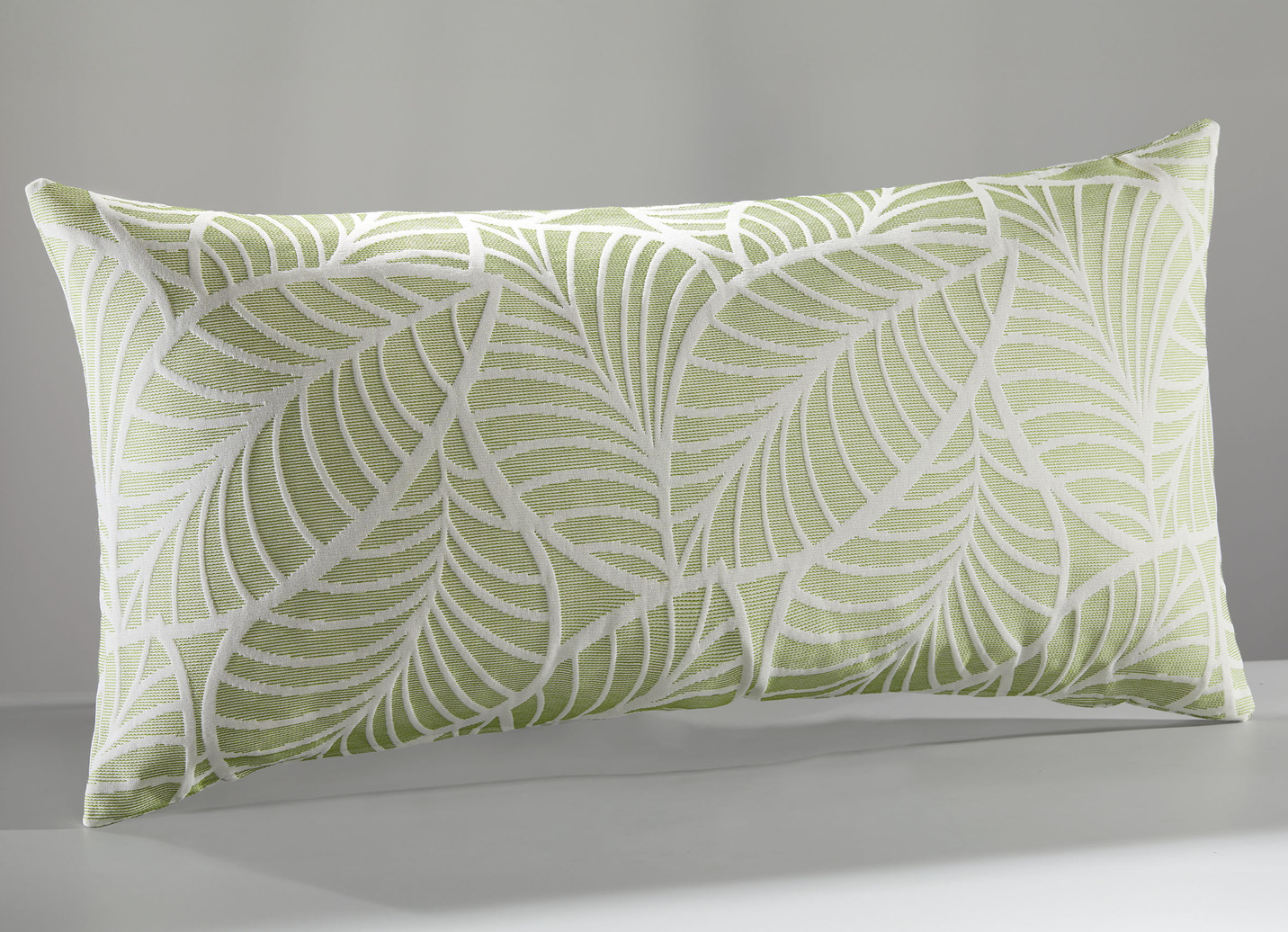 Tagesdecke und Kissenbezüge mit naturnahen Blättermotiven