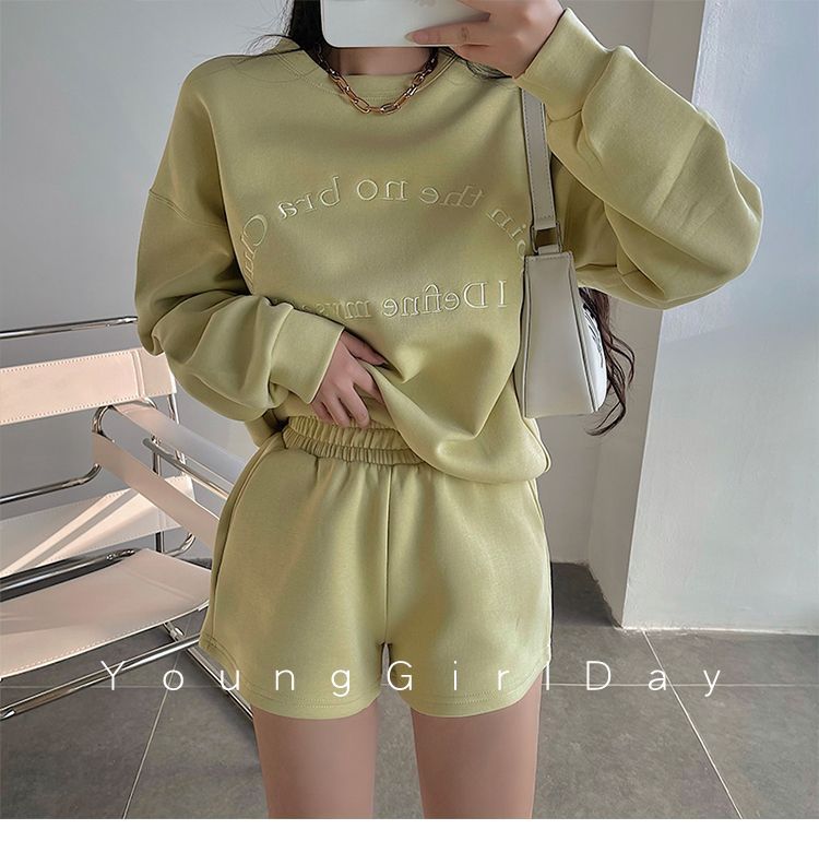 RainGirl - Set: Sweatshirt met geborduurde letters + korte broek