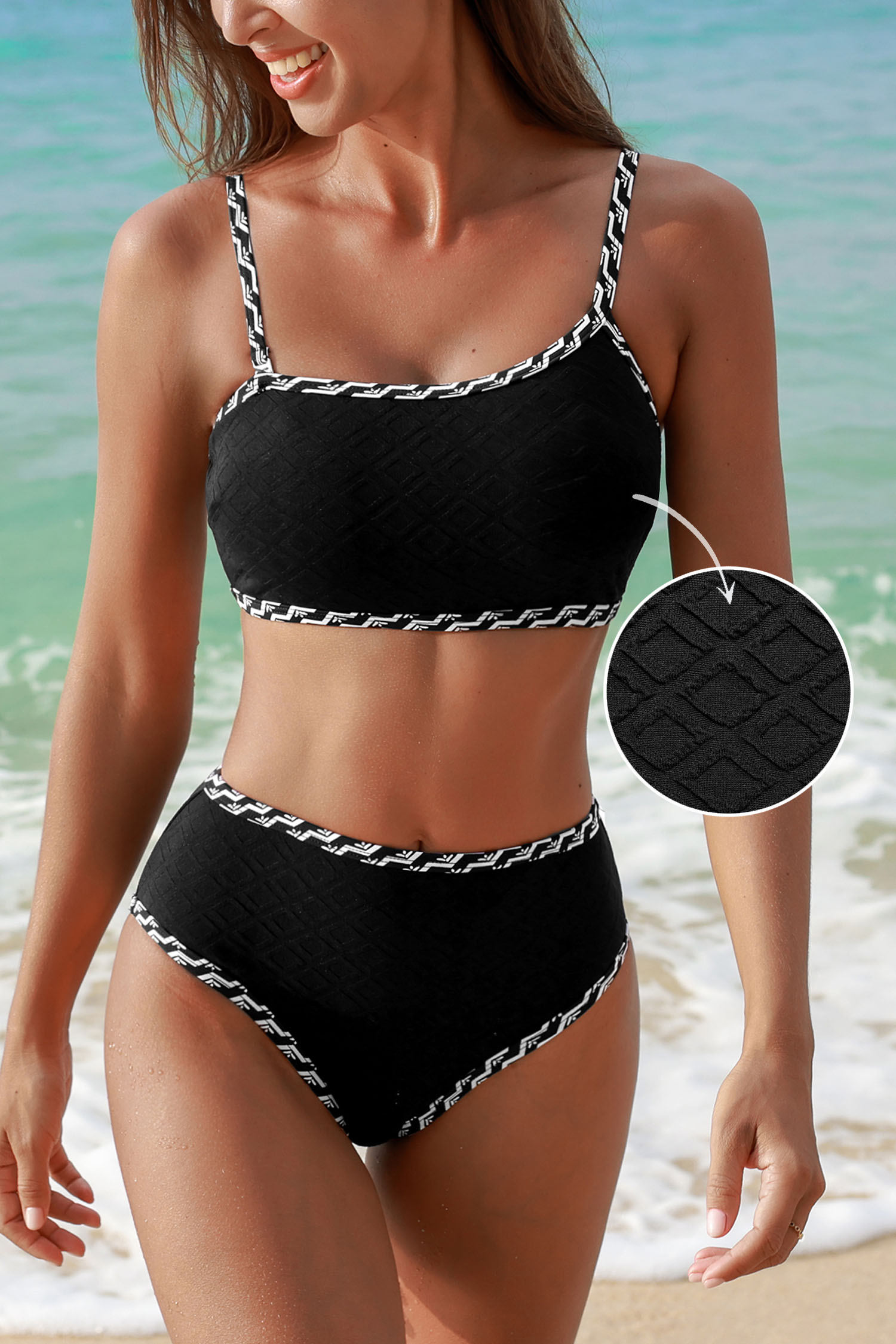 Bikini asymétrique géométrique et bas effronté noir