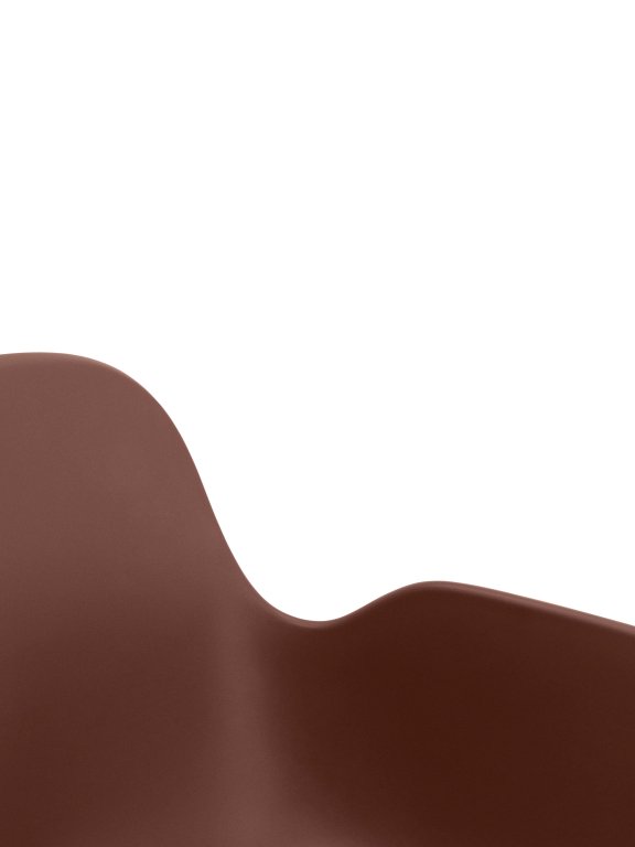 Normann Copenhagen Form Armchair stoel met messing onderstel zwart