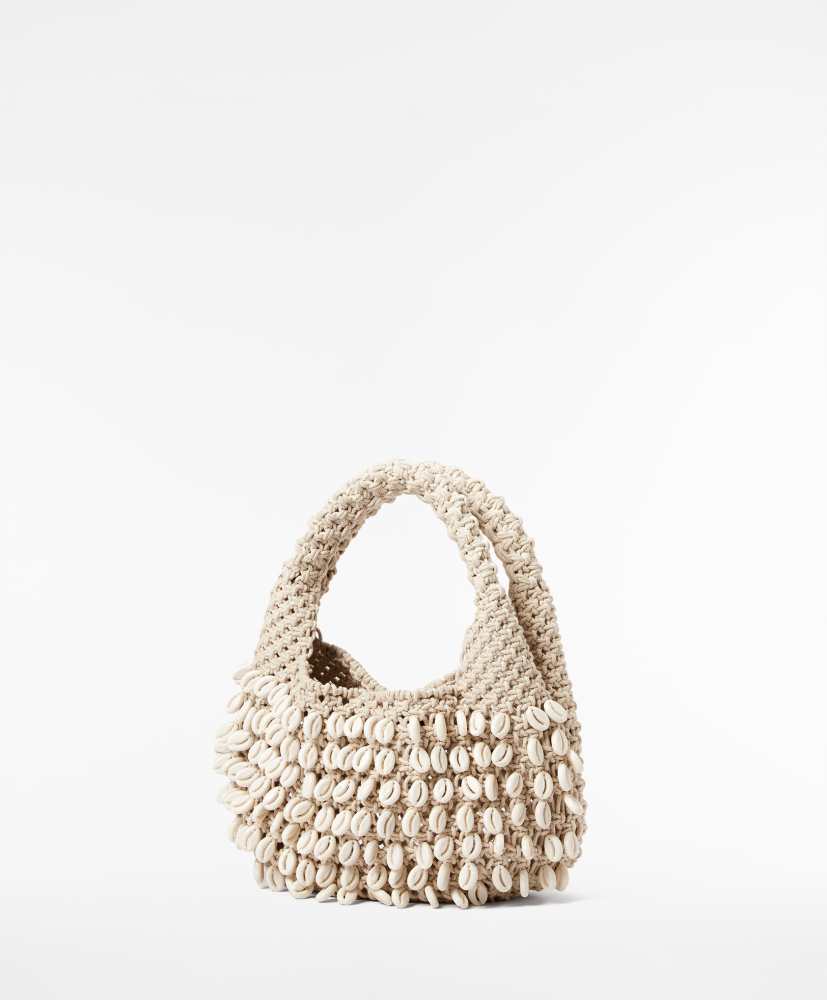 Bolsa pequena com alças em formato de concha.