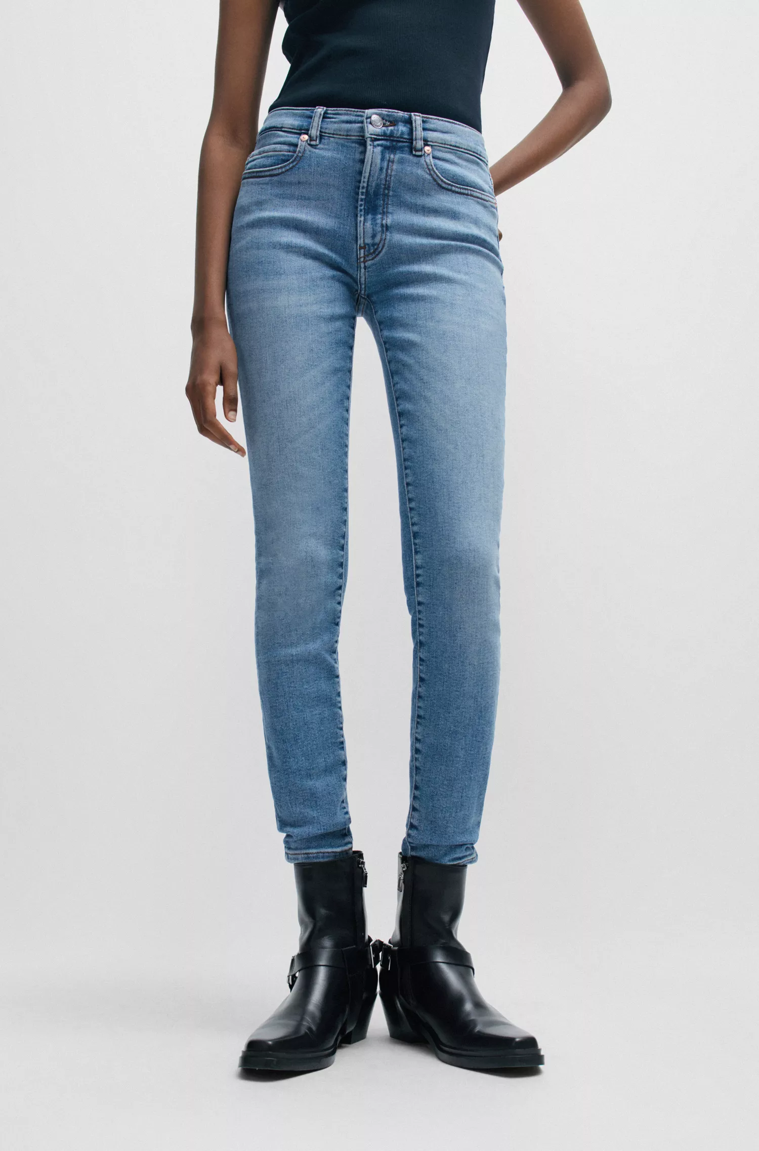 Calça jeans HUGO vermelha, modelo skinny, em denim elástico azul.