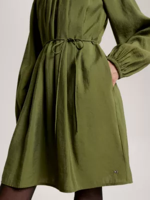 Vestido texturizado de manga comprida com modelagem acinturada e evasê