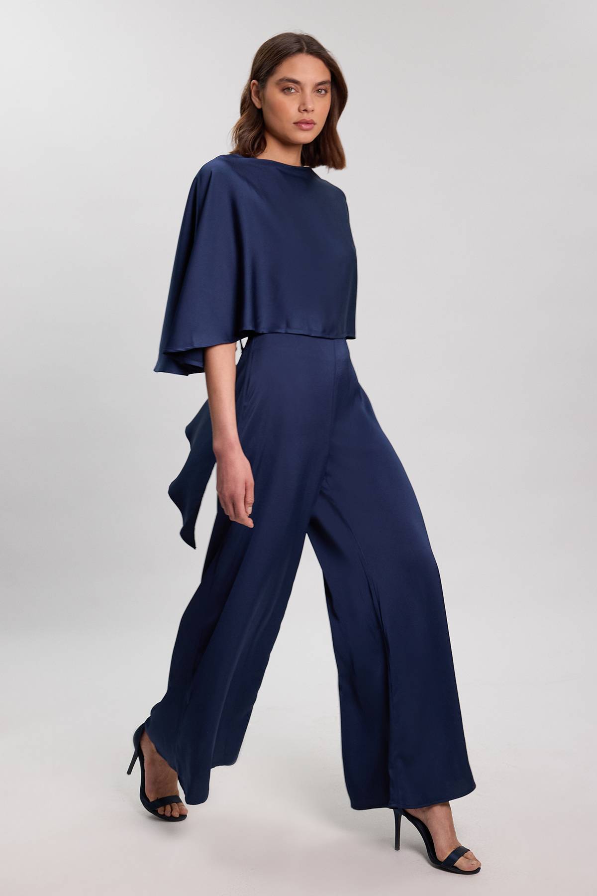 KarenMillen Combinaison Tissée En Crêpe Dos Satiné Avec Détail Cape