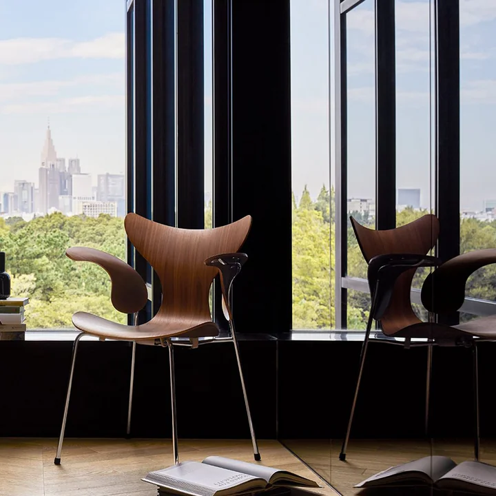 Fritz Hansen - Lily Armlehnstuhl, Chrom / Walnuss natur