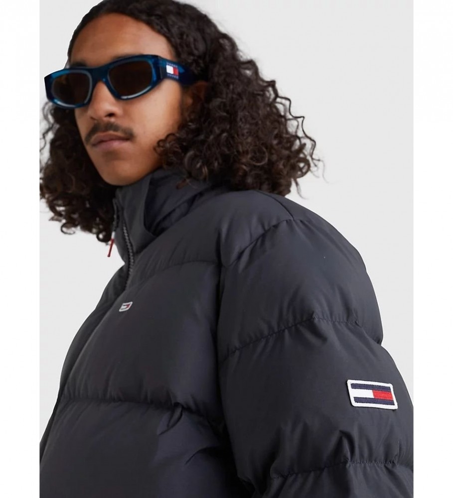Jaqueta Tommy Jeans de plumas recicladas com capuz, preta