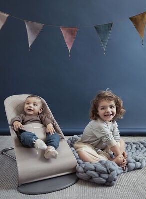 BabyBjörn Bliss Vippestol Vevet Klassisk Quilt, Sandgrå
