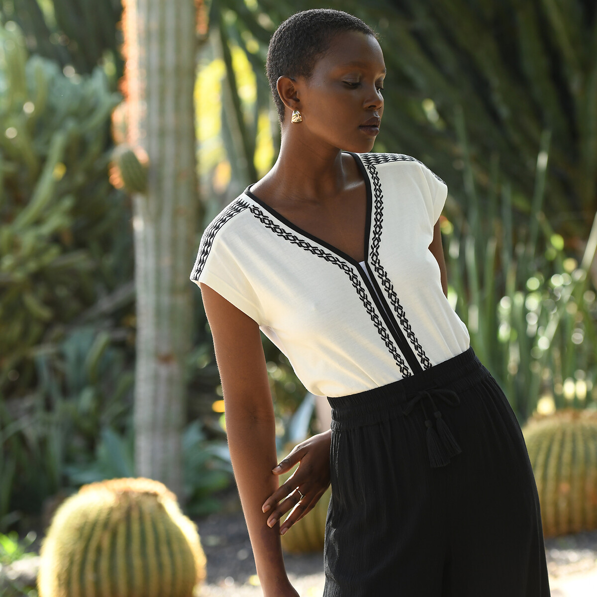 ANNE WEYBURN<br>Camiseta bordada, decote em V, mangas curtas