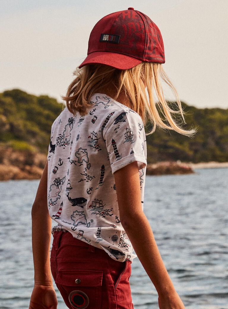 Casquette rouge foncé