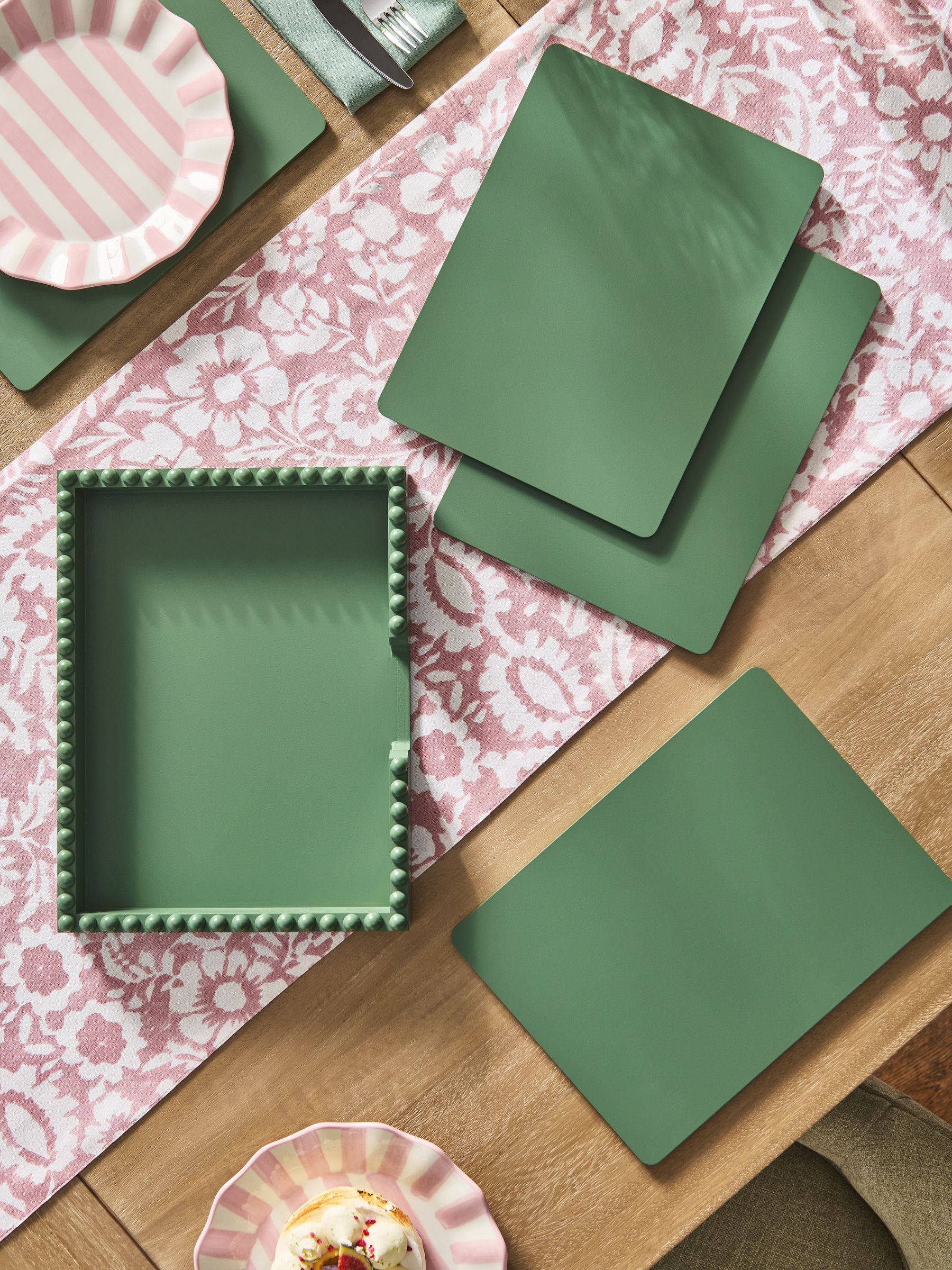 Set of 4 Bobbin Wooden Placemats in Holder