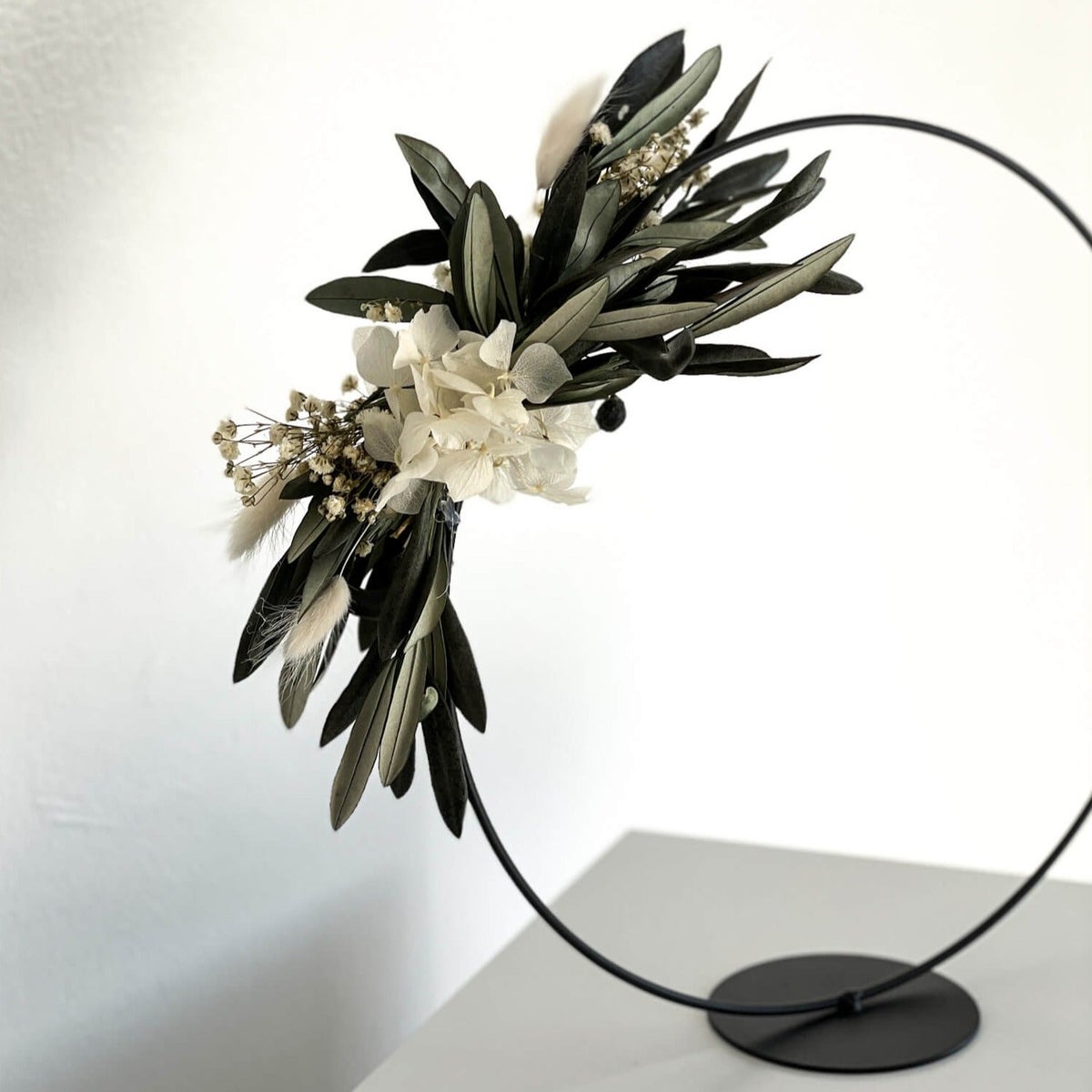 Gedroogde bloemenkrans, olijfboom, staand